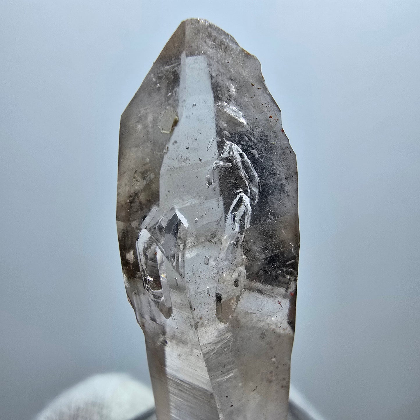 Pointe de sceptre en quartz fumé fantôme transparent, Goboboseb, Namibie, 45 x 11 x 14 mm