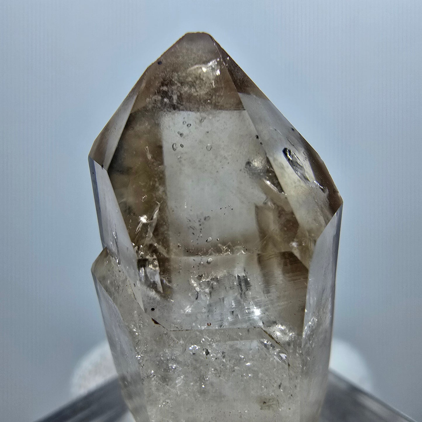 Pointe de sceptre en quartz fumé fantôme transparent, Goboboseb, Namibie, 30 x 15 x 16 mm