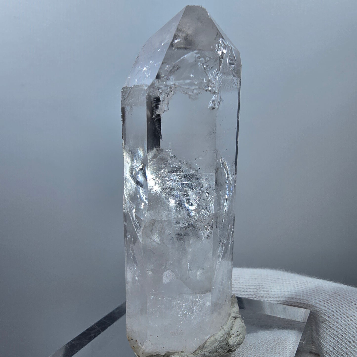 Gobos de poche Valentine en pointe de quartz clair cicatrisé. Namibie, 69 x 24 x 23 mm.