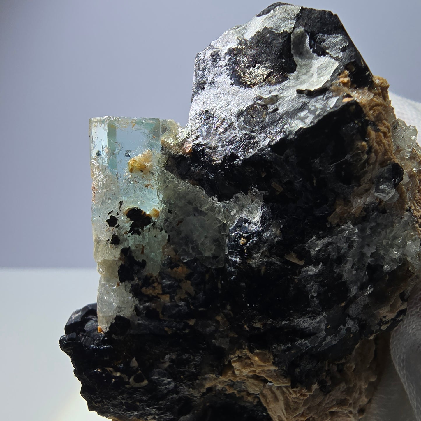 Grand spécimen d'aigue-marine, de tourmaline schorl, d'hyalite et d'orthose, Erongo, Namibie, 107 x 70 x 45 mm