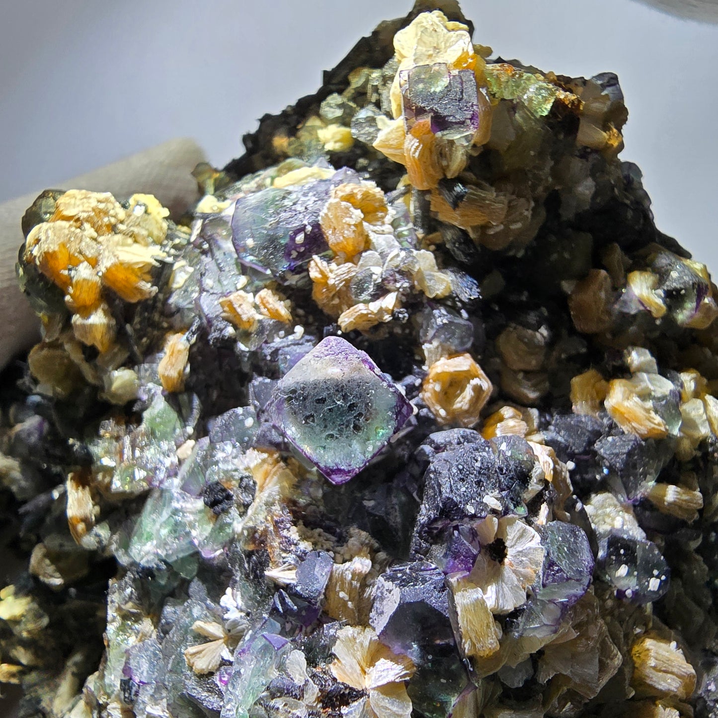 Fluorite fantôme XL, muscovite, hyalite, quartz fumé, tourmaline Schörl, Erongo, Namibie, 132 x 116 x 98 mm