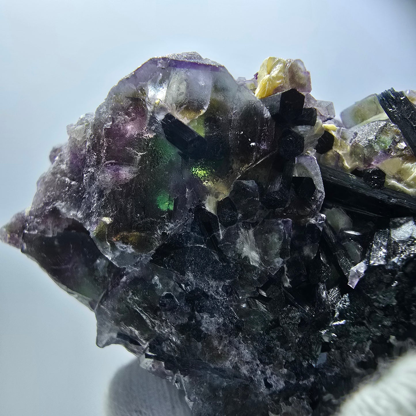 Fluorite fantôme colorée, hyalite, tourmaline schol, muscovite, Erongo, Namibie, 80 x 46 x 60 mm