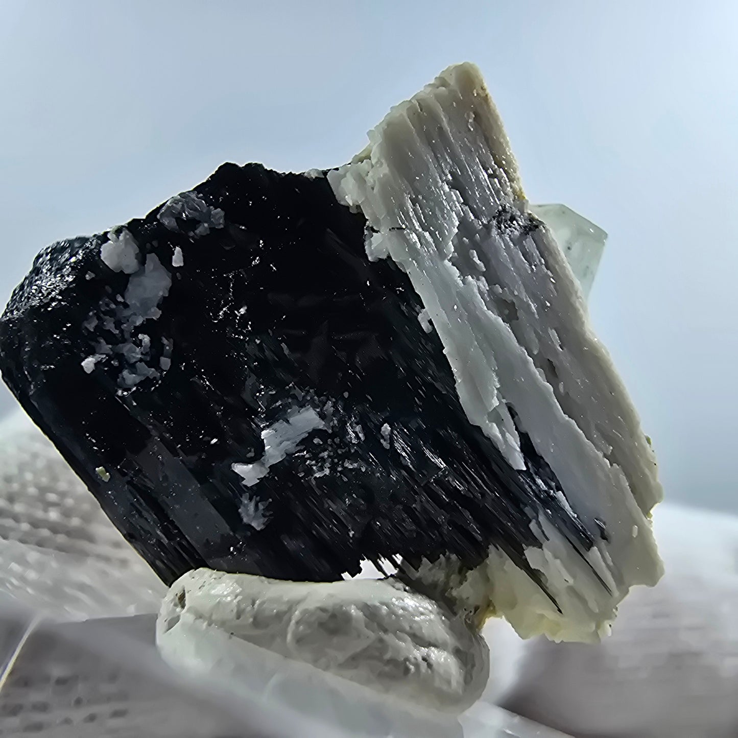 Aigue-marine de Setlene, tourmaline de Schörl, stade orthose Erongo, Namibie 27*25*17 mm