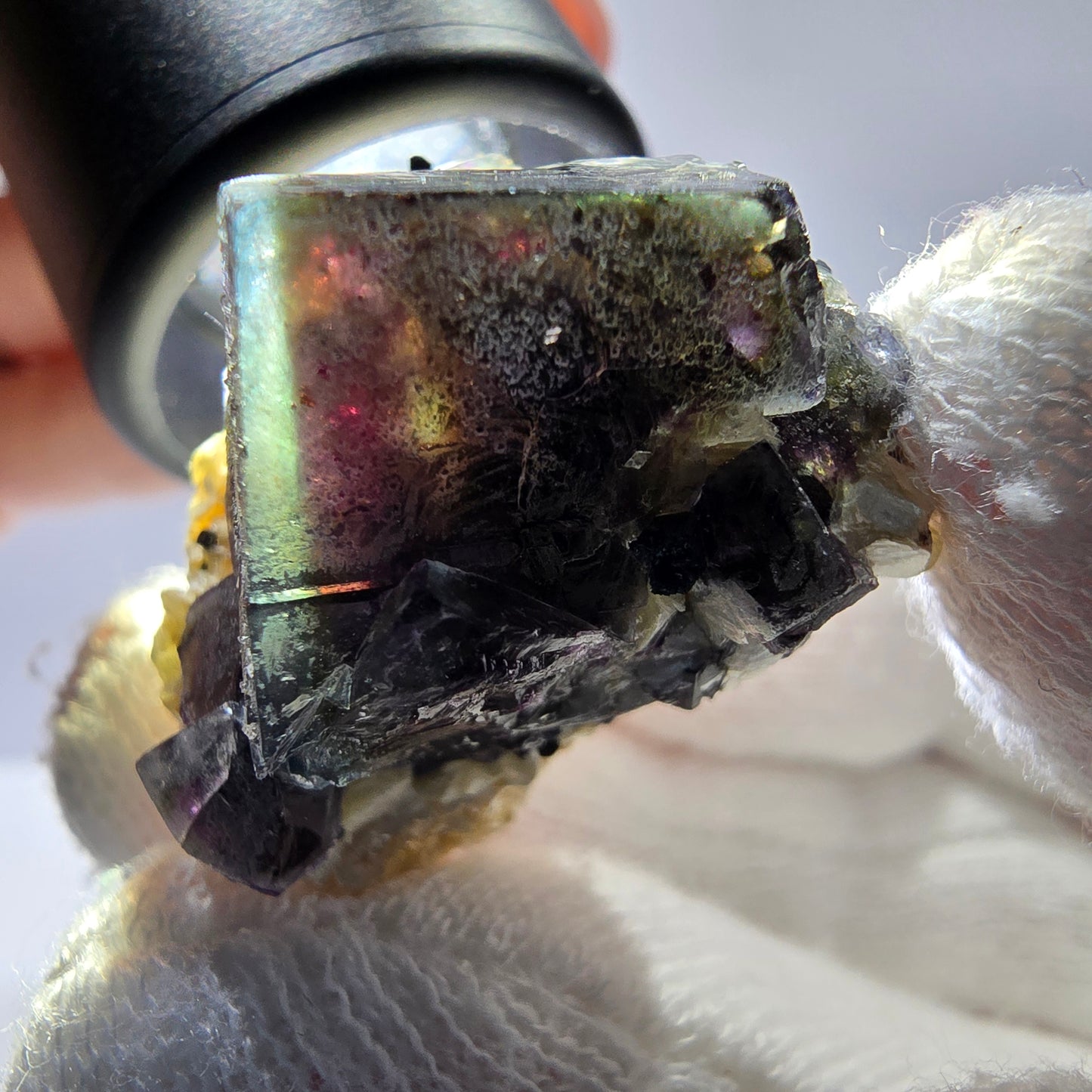 Fluorite fantôme colorée, tourmaline schol, muscovite, hyalite, Erongo, Namibie, 30 x 25 x 25 mm