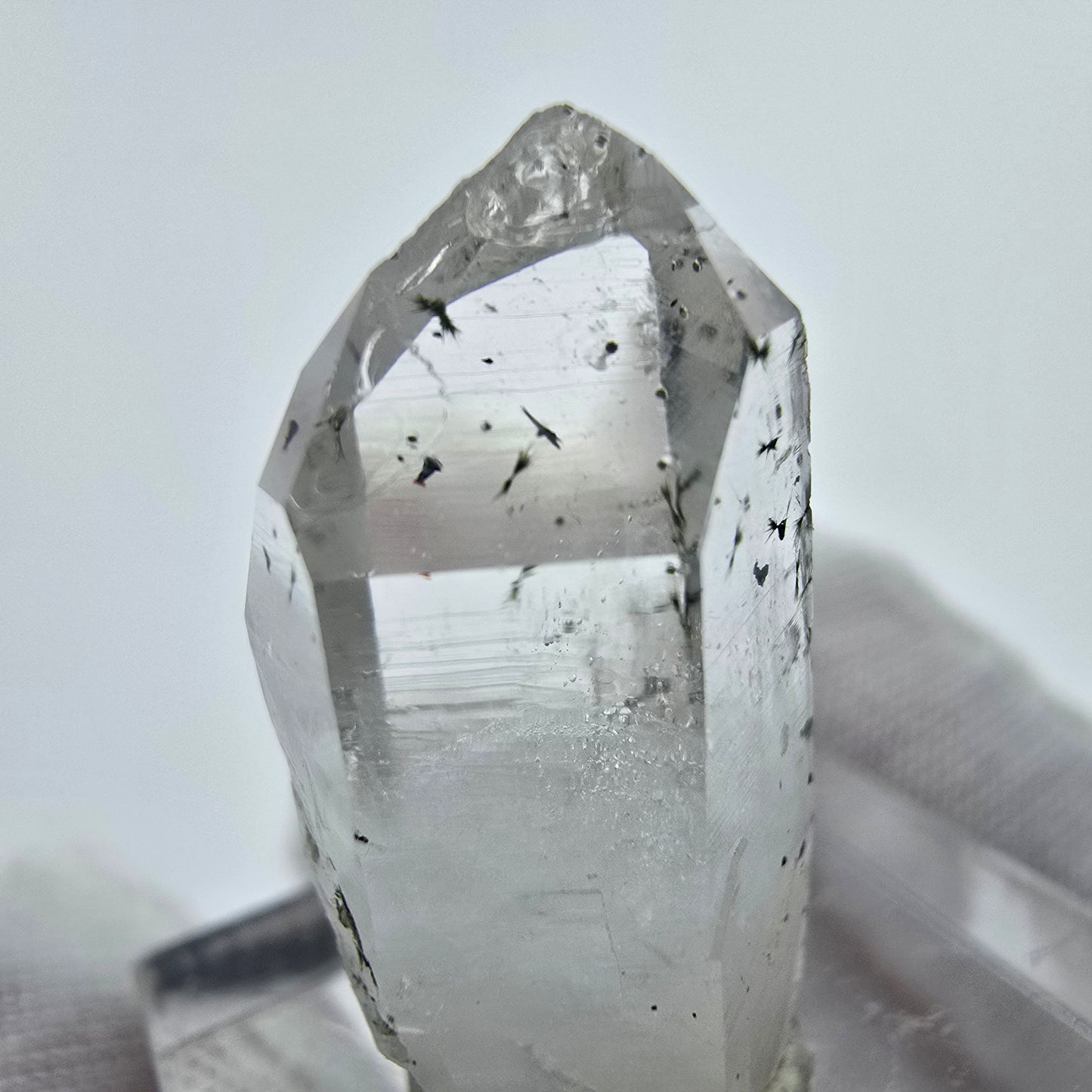 Klarer Quarz mit Hämatit, Epidot Sterne Streep Mine Goboboseb Namibia 27*13*11mm