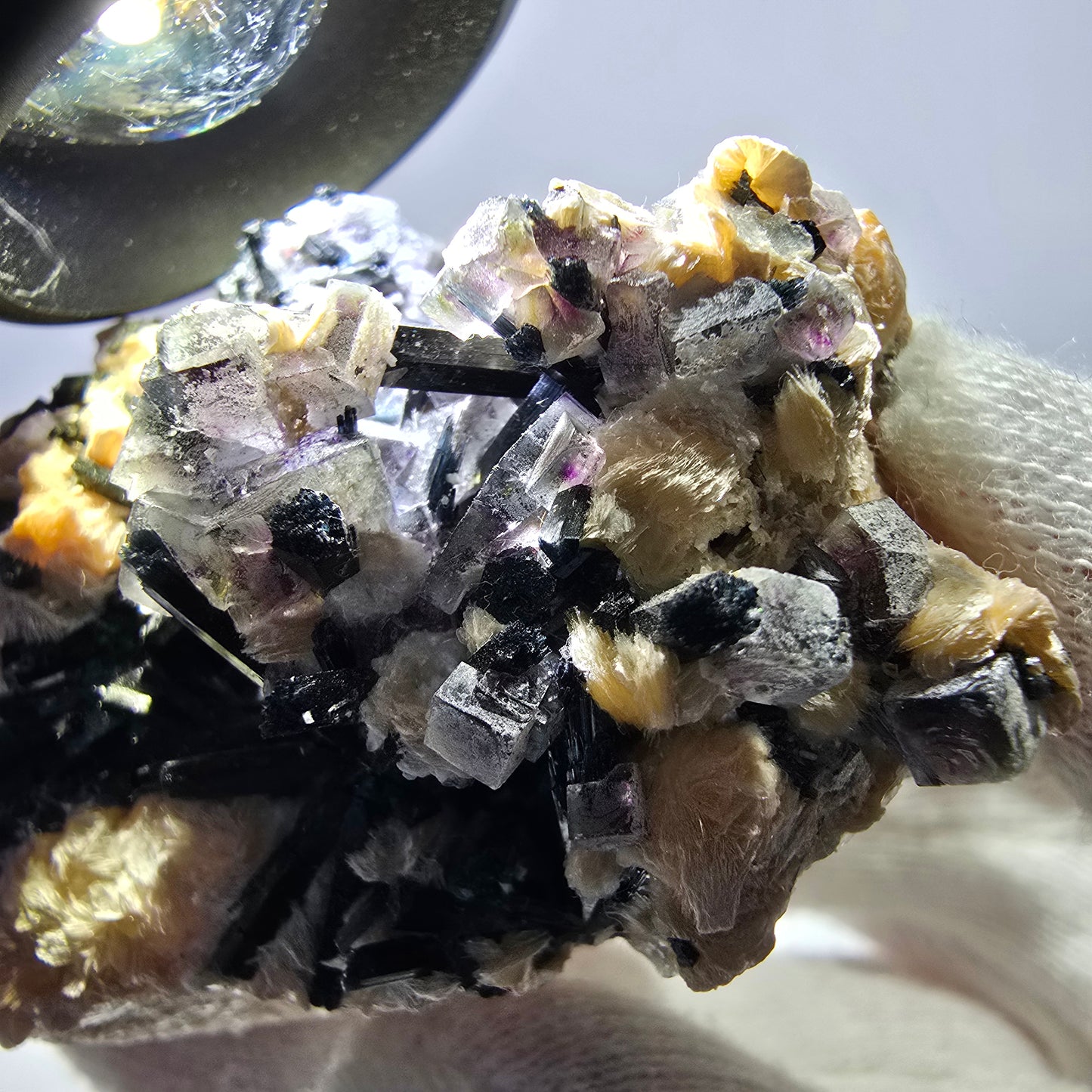 Spécimen de fluorite fantôme colorée, tourmaline scholle, muscovite, Erongo, Namibie, 54 x 49 x 40 mm
