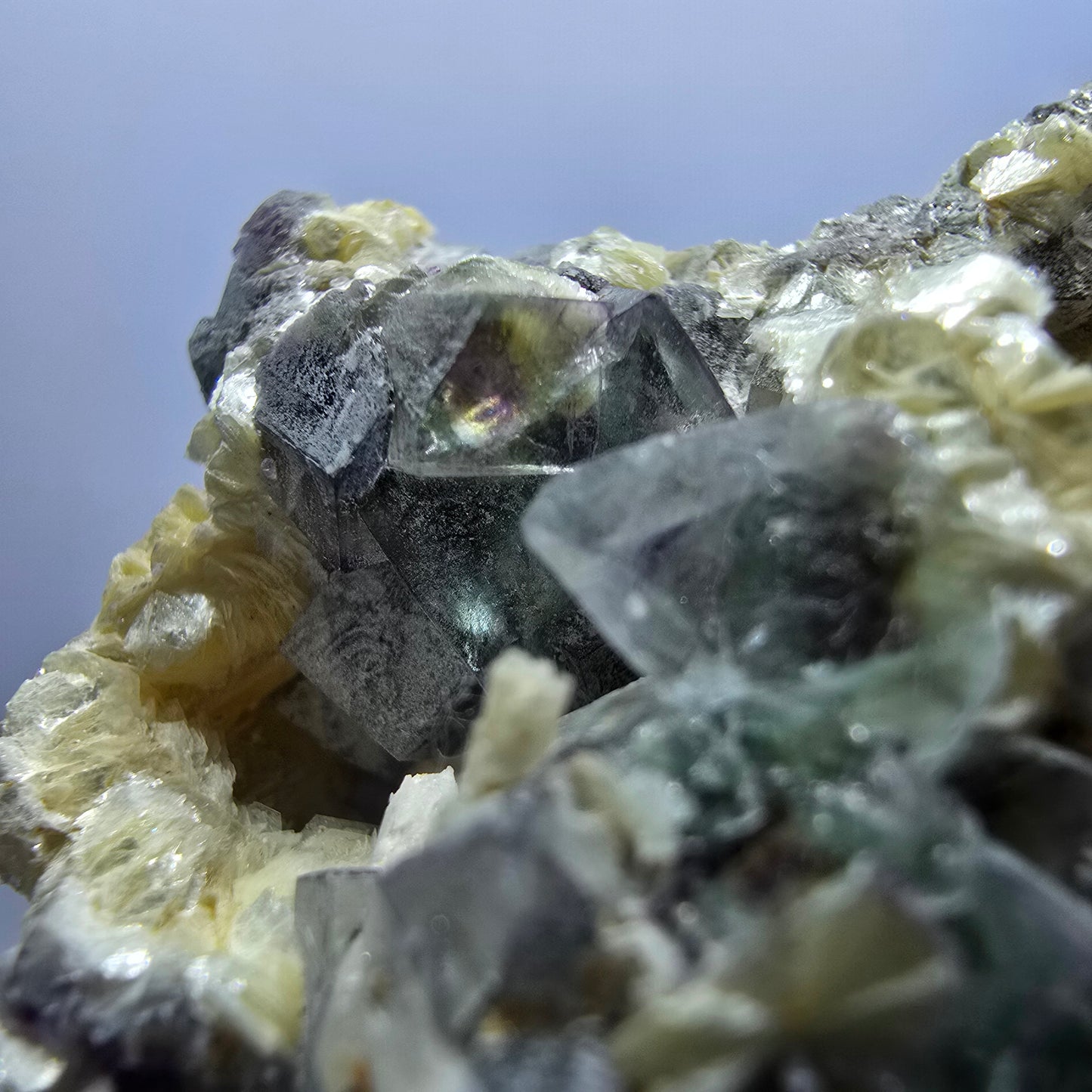Cubes de fluorite fantôme colorés, spécimen de calcite muscovite UV, Erongo, Namibie, 63 x 52 x 31 mm