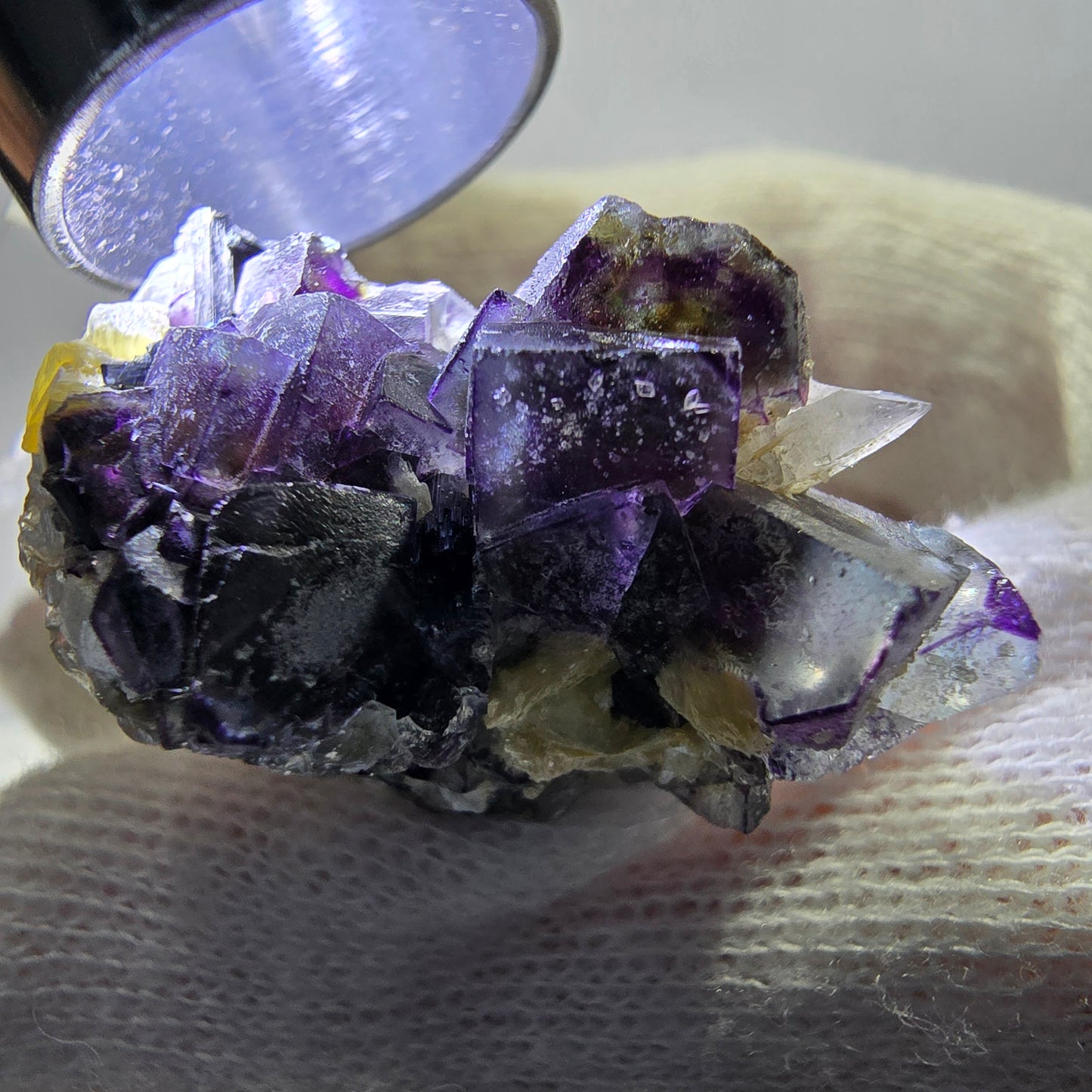Spécimen de fluorite fantôme colorée, tourmaline schol, muscovite, quartz fumé, Erongo, Namibie, 35 x 25 x 20 mm