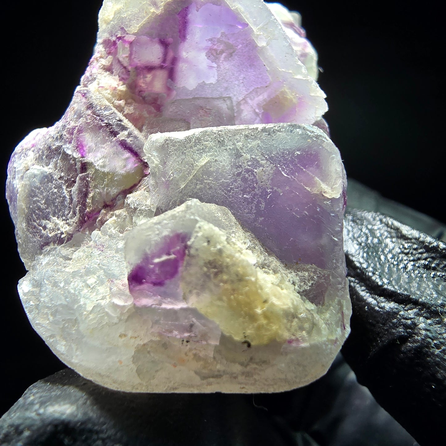 Cube de fluorite fantôme sur scène de quartz violet vert Omehane, Namibie 77*31*31mm