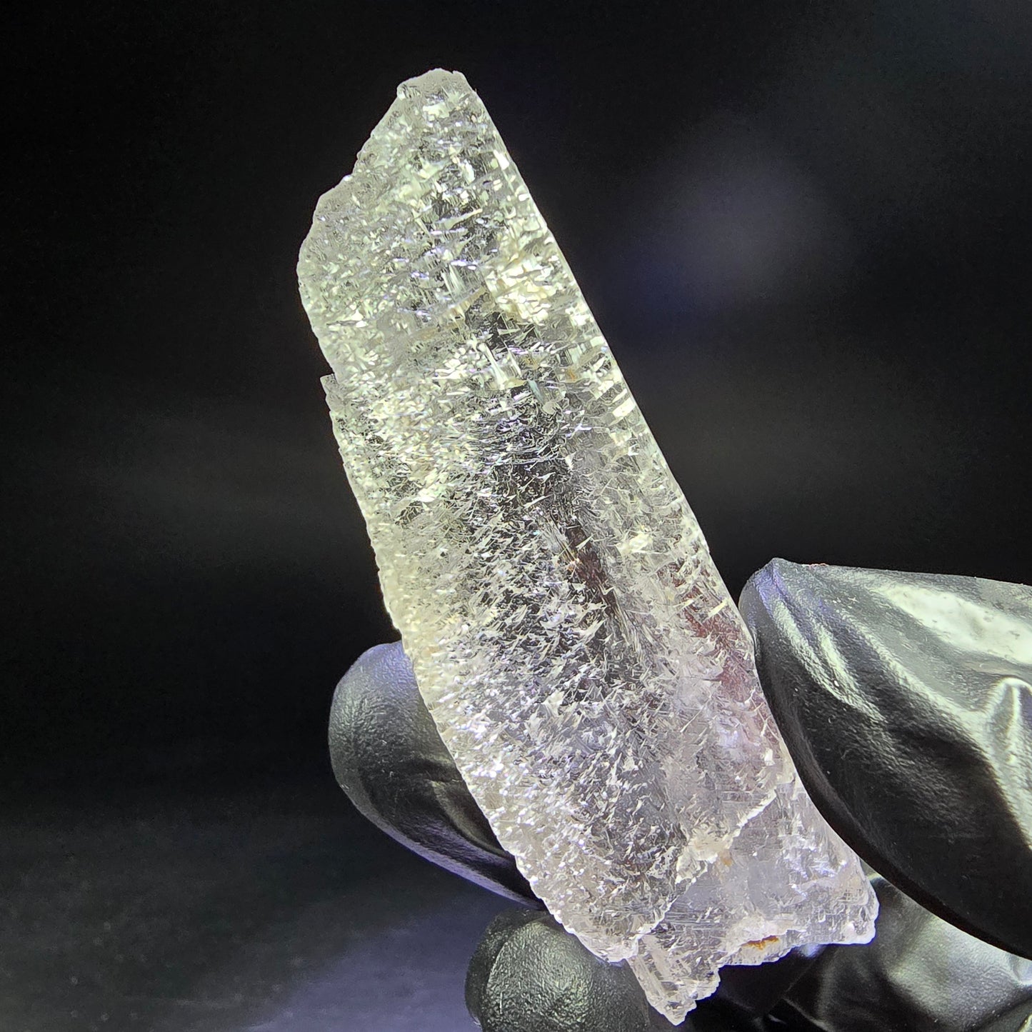 Seltener Kunzit Spodumen Kristall weiß UV Mineral 73*22*13mm Brasilien Sammlung