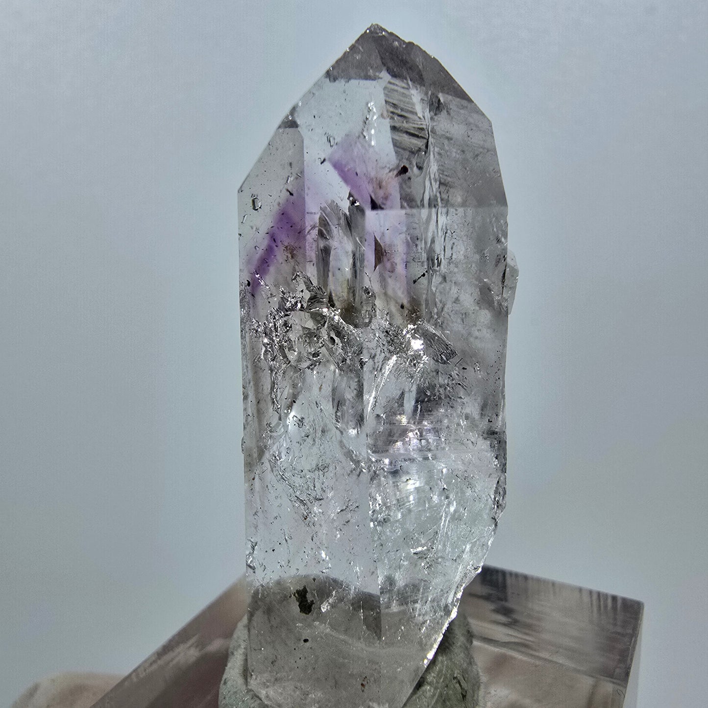 Améthyste fantôme Harlequin avec hématite, mine Streep, Goboboseb, Namibie, 42 x 18 x 16 mm