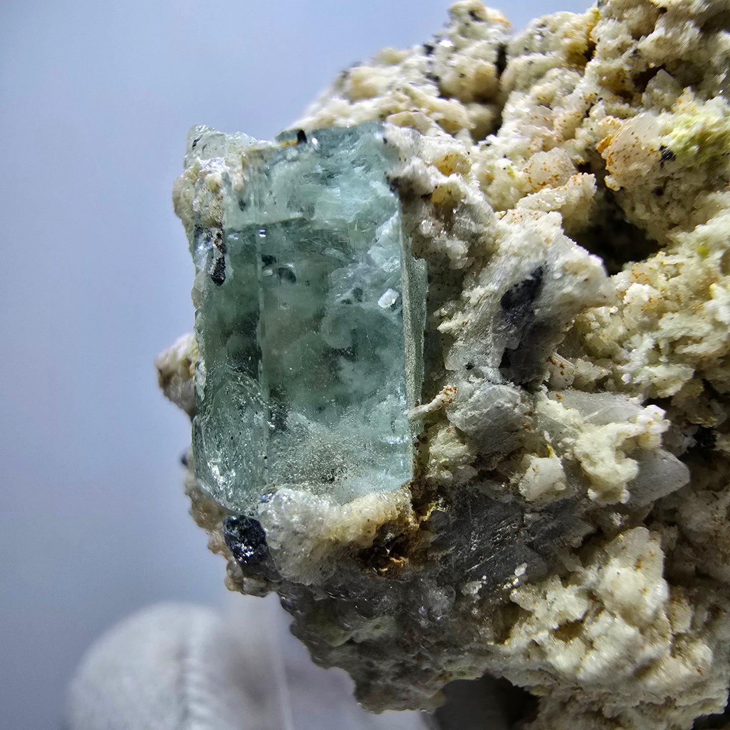 Seltene Aquamarin X mit Hyalit, Orthoklas Stufe Erongo, Namibia 39*38*28mm
