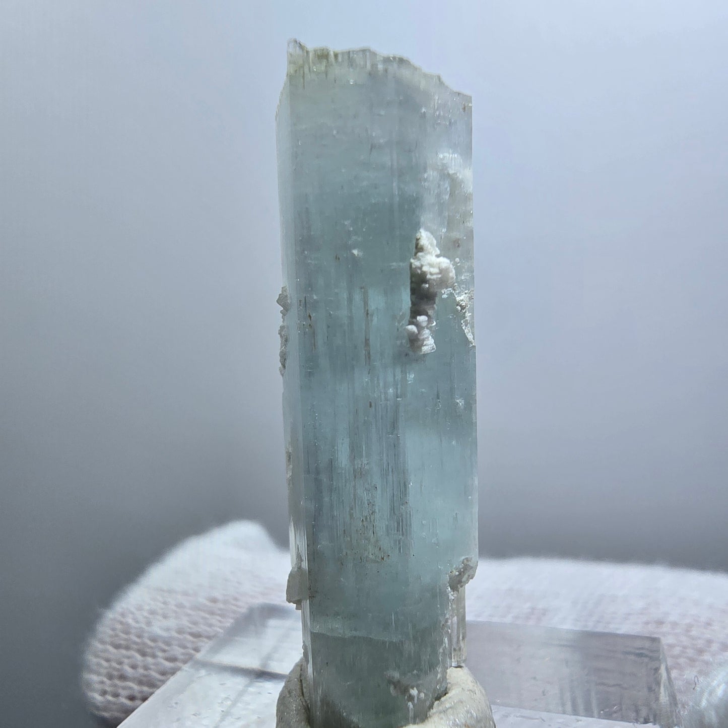 Aigue-marine rare, spécimen d'orthose, Erongo, Namibie, 34 x 10 x 9 mm