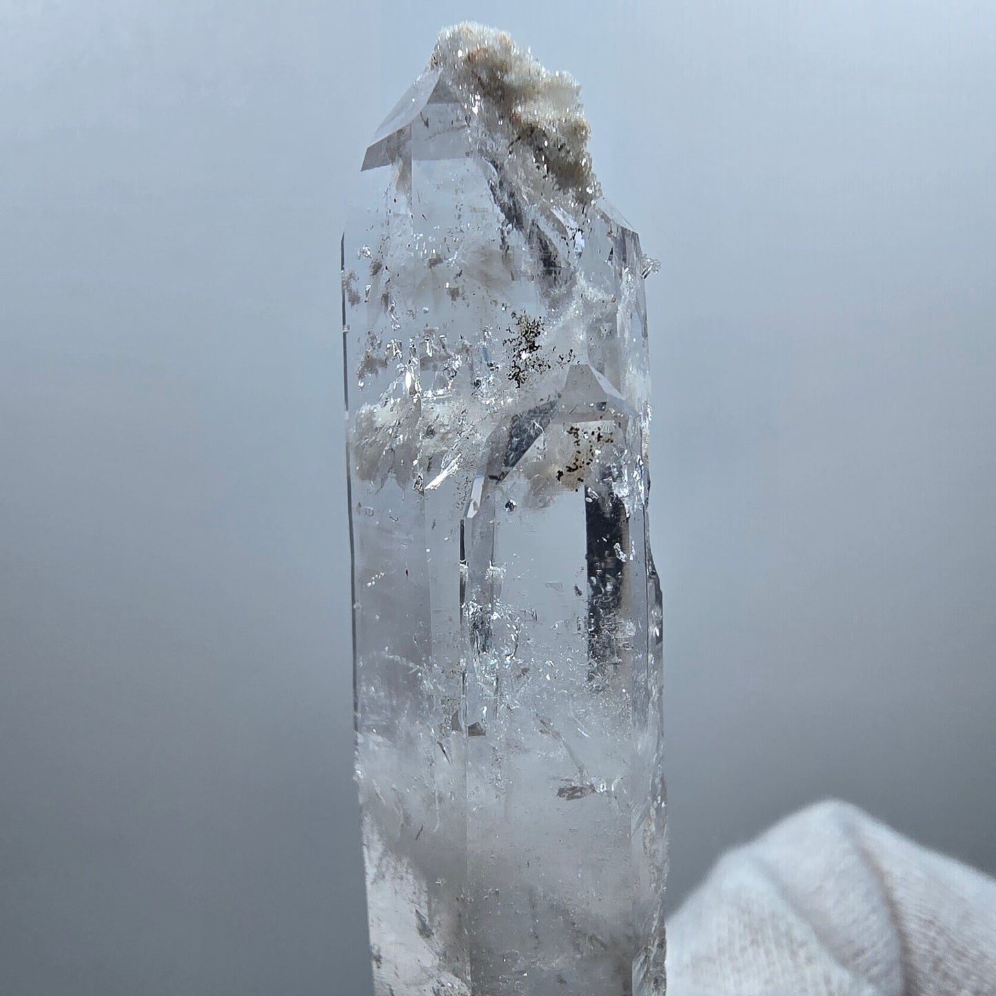 Quartz fumé lémurien Enhydro DT, quartz druze Valentine Pocket Goboboseb Namibie 69 x 17 x 13 mm
