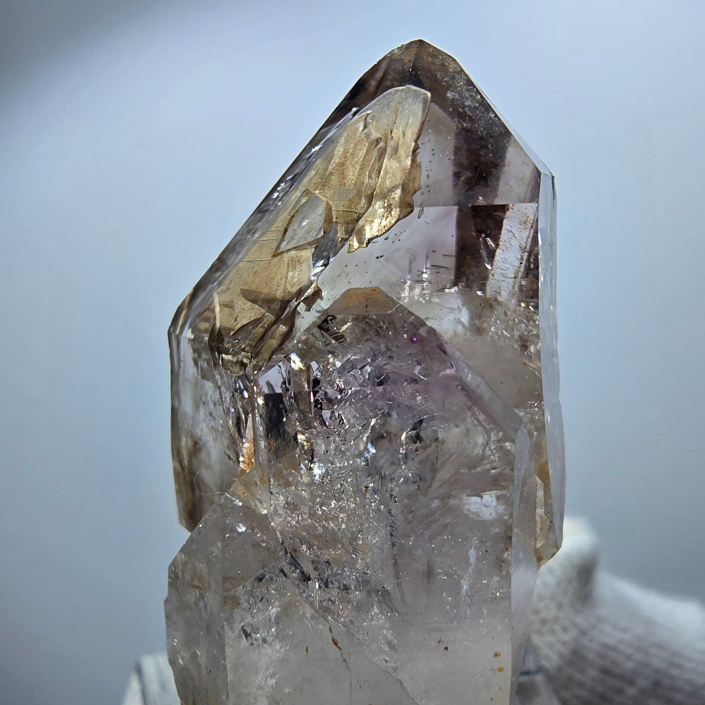 Pointe de sceptre en améthyste fantôme transparente, Goboboseb, Namibie, 41 x 21 x 17 mm