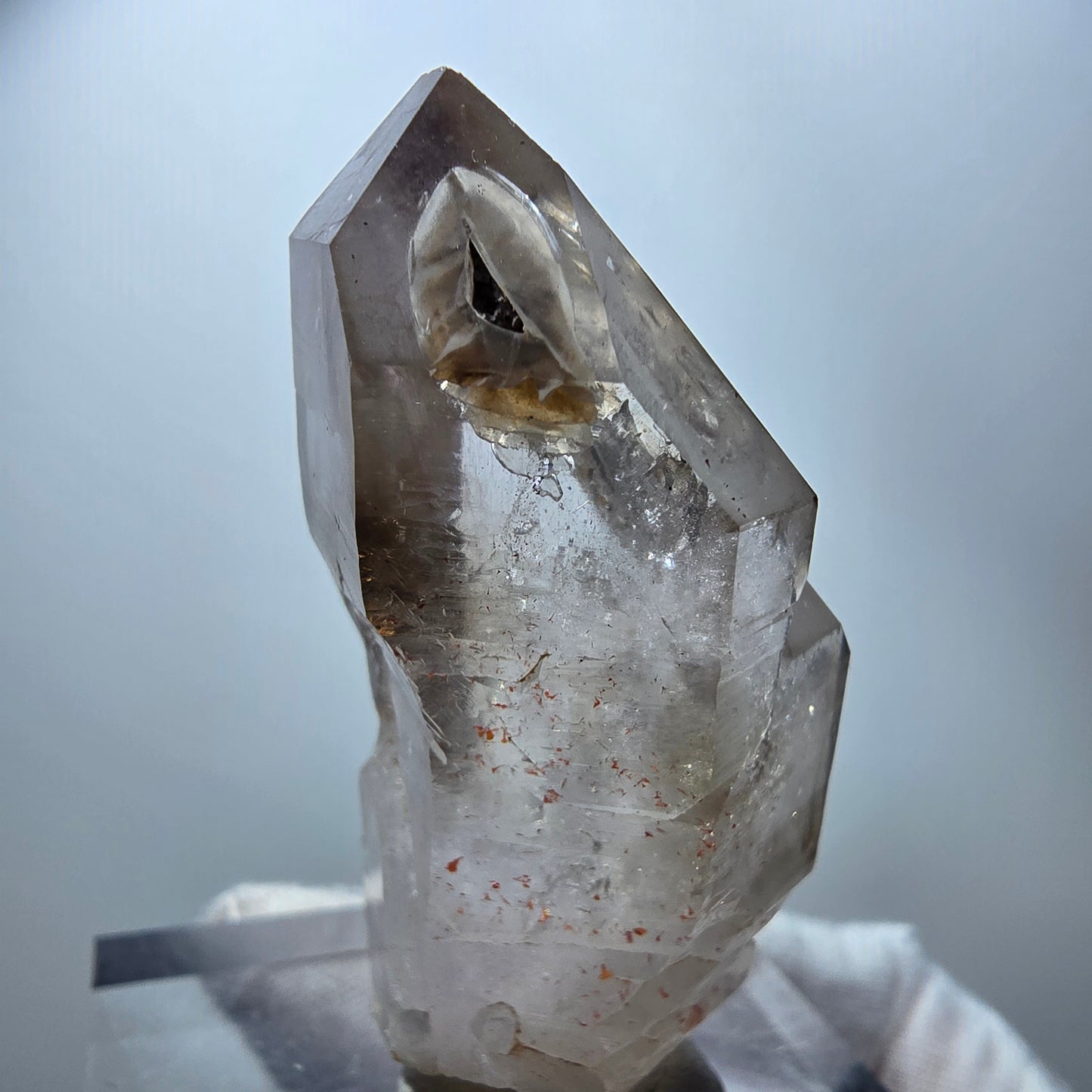 Quartz fumé fantôme transparent, pointe de sceptre, Goboboseb, Namibie, 60 x 28 x 22 mm