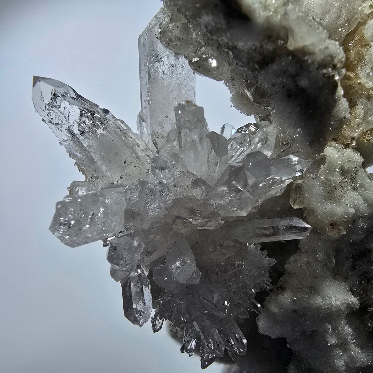 XL Phantom Smoky Quartz DT, calcite UV sur matrice Valentine Pocket, Namibie 166 x 81 x 47 mm