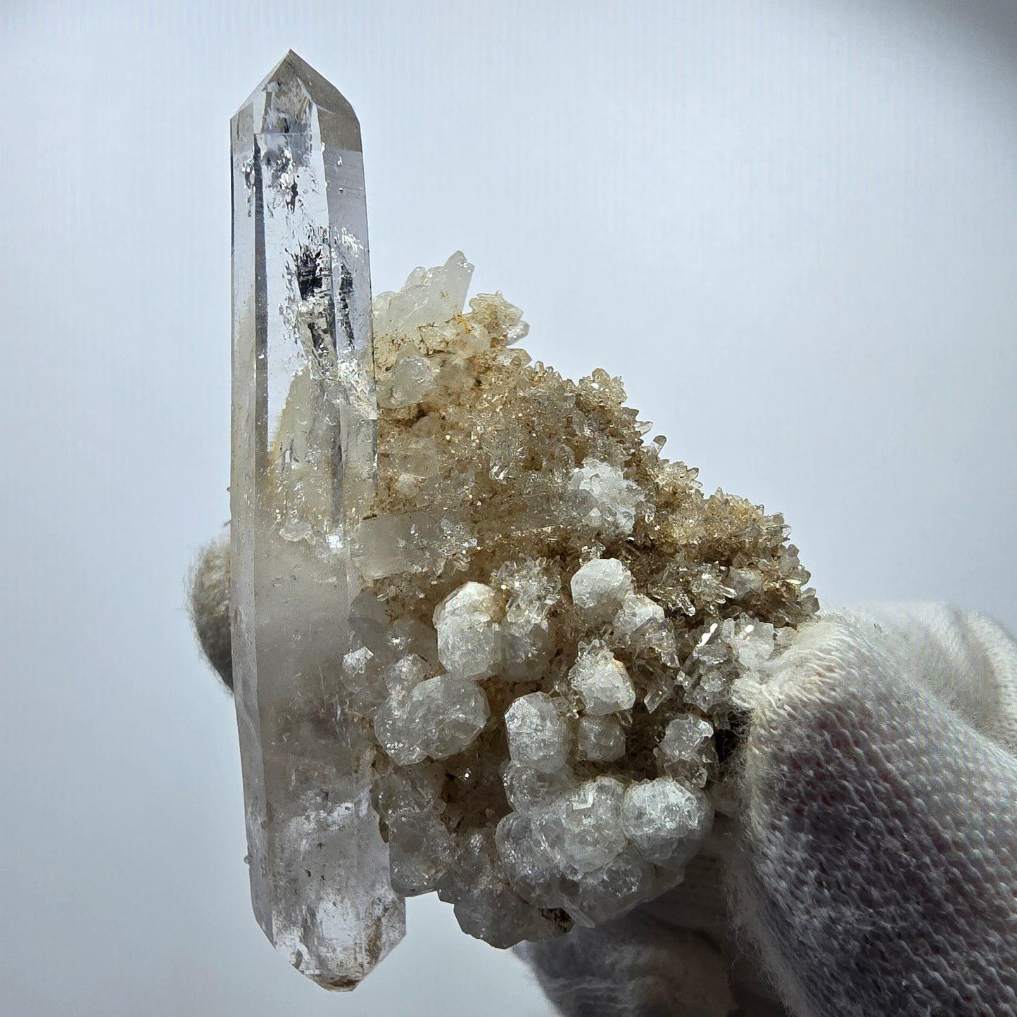 Quartz fumé fantôme DT, calcite UV sur matrice, spécimen Valentine Pocket, Namibie, 67 x 44 x 24 mm