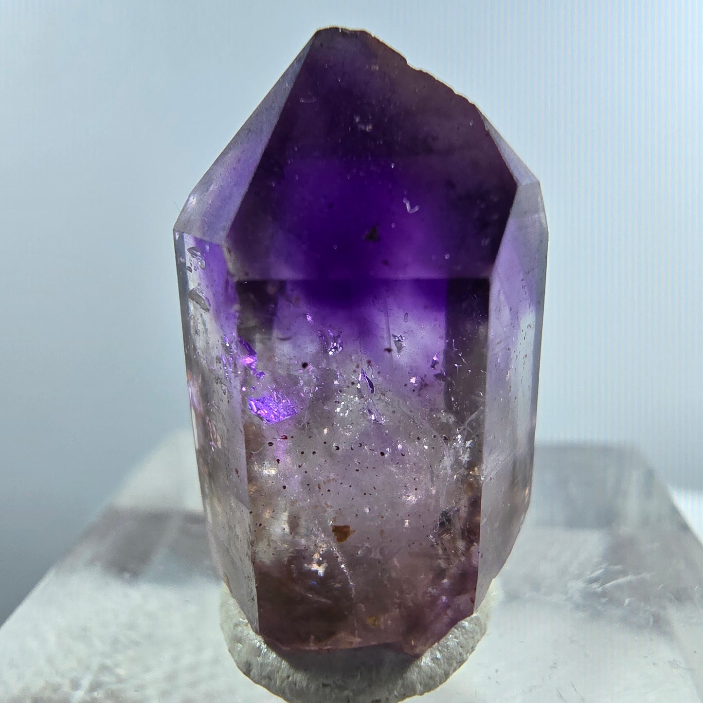 Pointe de sceptre en améthyste fantôme rare à Goboboseb, Namibie, 21 x 12 x 11 mm