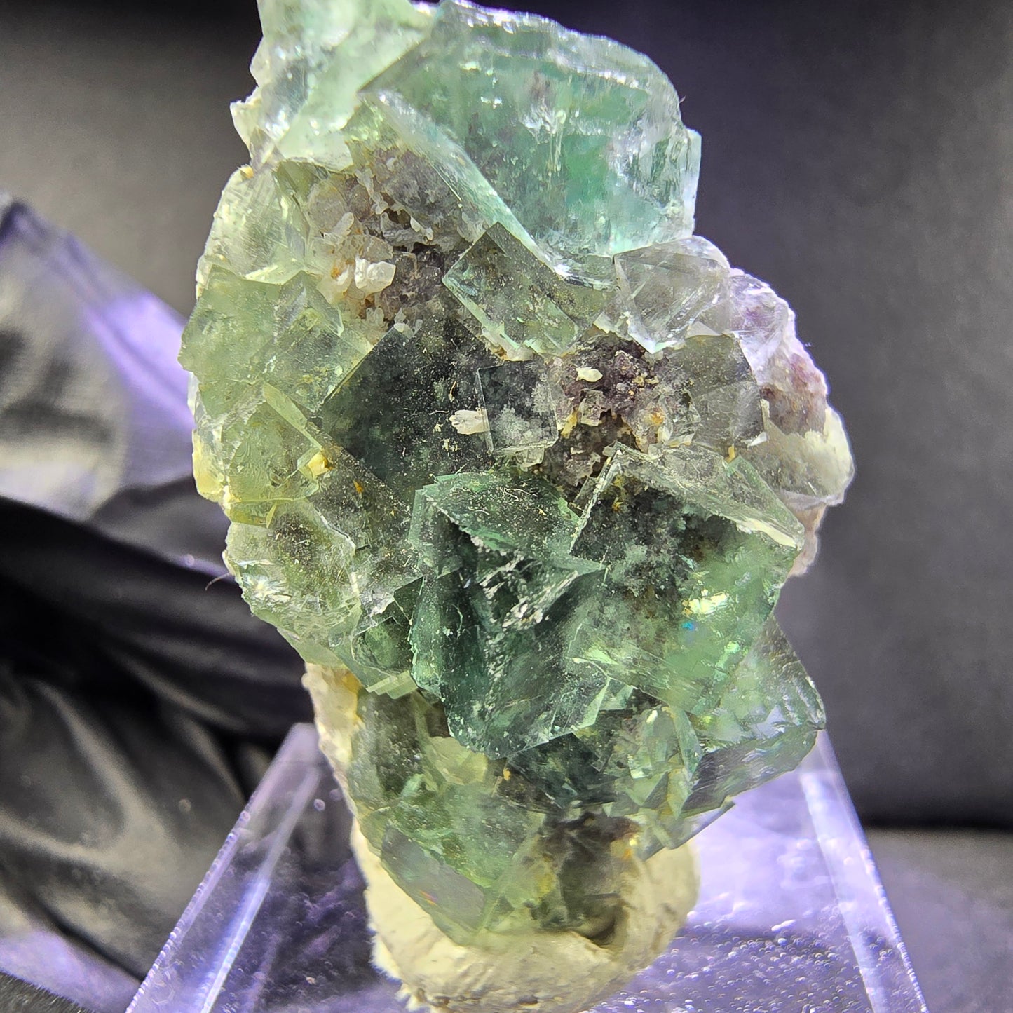 Sehr klare Zonare Fluorit XX Würfel Stufe grün lila 36*22*16mm Okorusu, Namibia