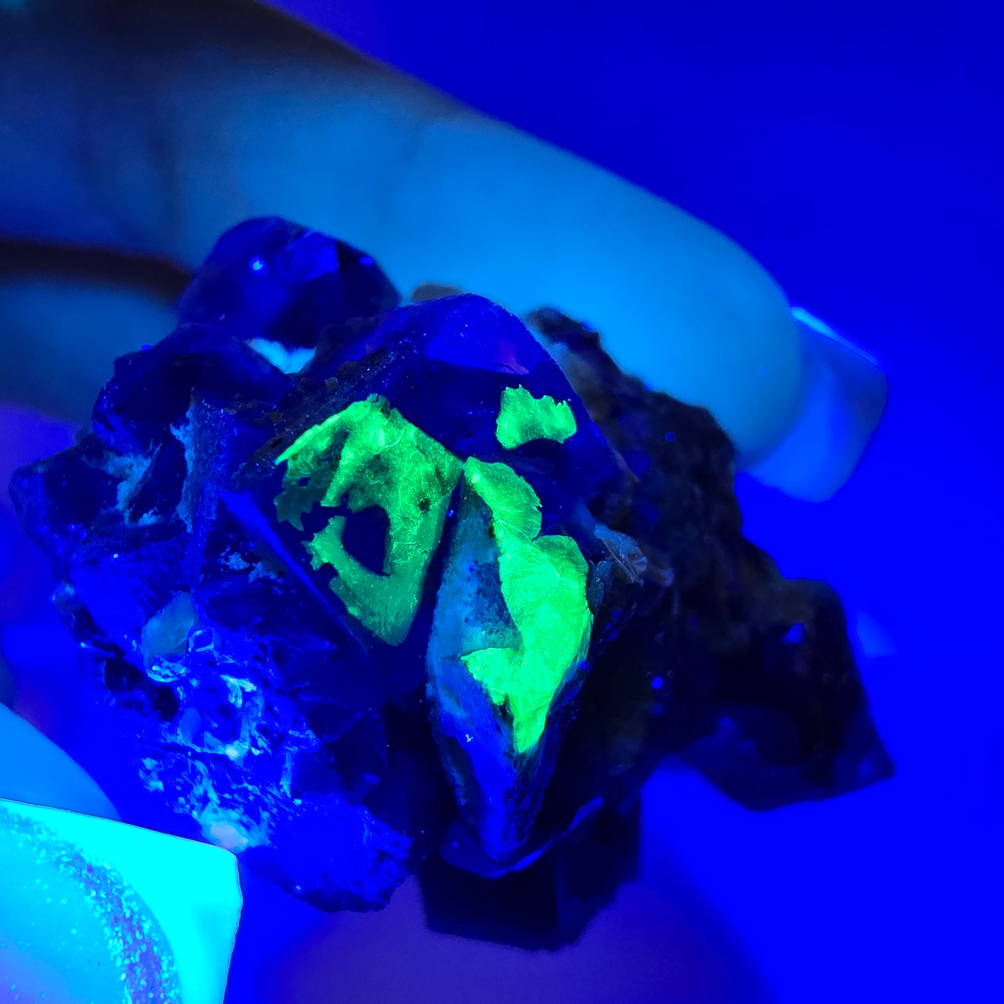 Spécimen de fluorite fantôme colorée, tourmaline schol, muscovite, hyalite, Erongo, Namibie, 42 x 28 x 29 mm