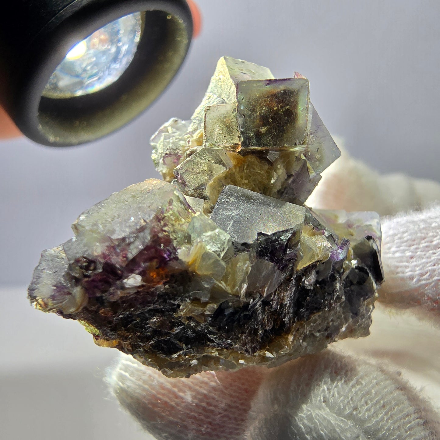 Spécimen de fluorite fantôme colorée, tourmaline scholle, muscovite, Erongo, Namibie, 43 x 31 x 25 mm