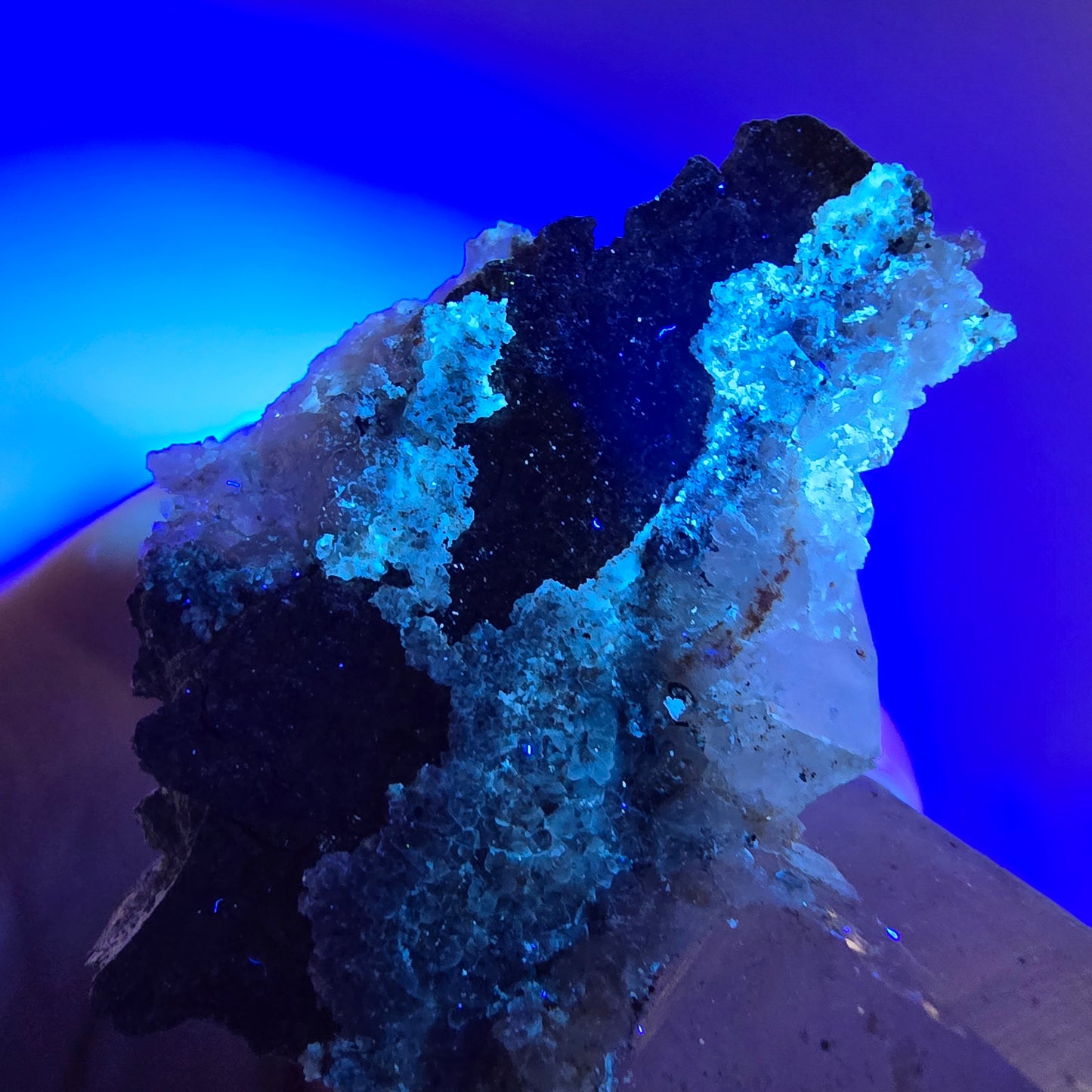 Matrice de calcite UV à quartz fumé et hématite lémurienne Enhydro Valentine Pocket, Namibie 86 x 52 x 39 mm