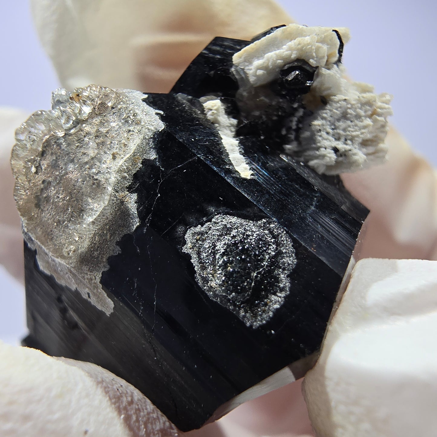 Spécimen de tourmaline Schorl, hyalite, quartz fumé et orthose, Erongo, Namibie, 33 x 23 x 19 mm