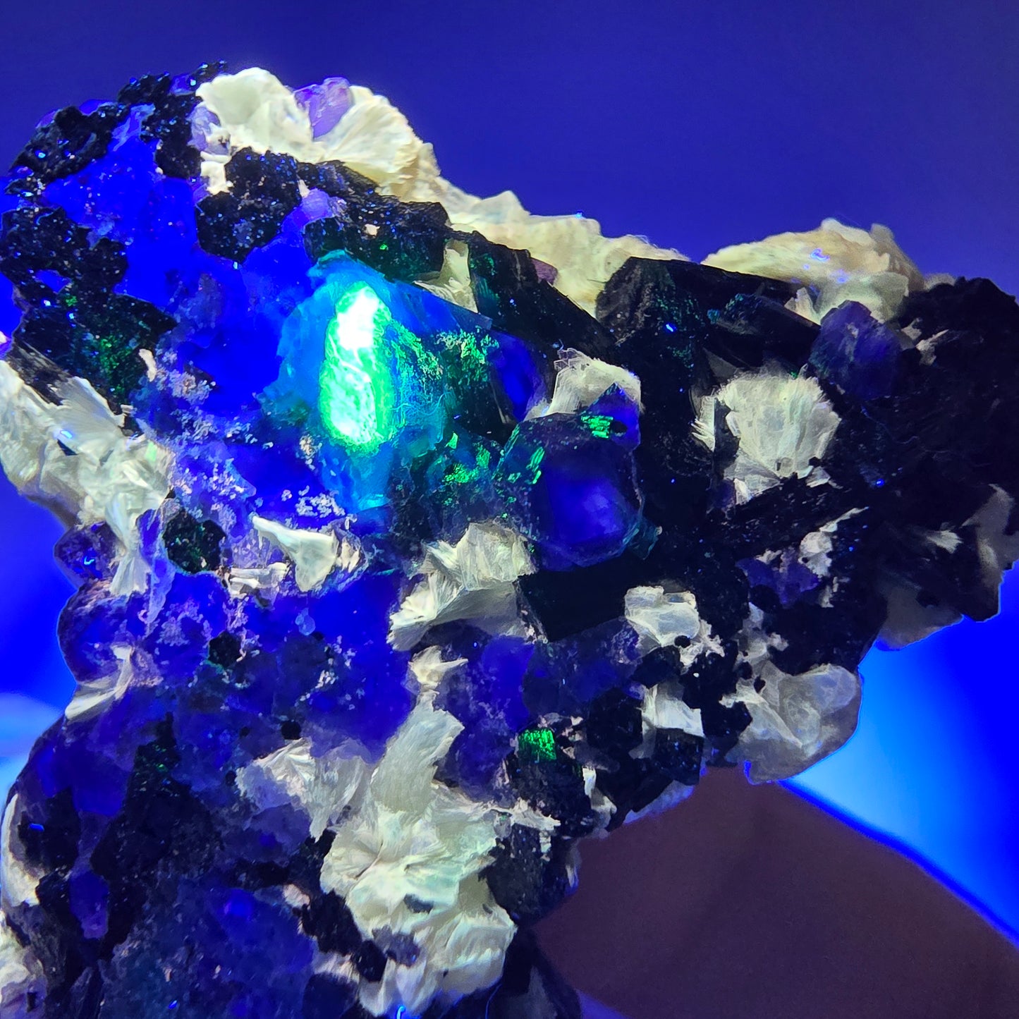 Fluorite fantôme colorée, hyalite, muscovite, tourmaline schol, Erongo, Namibie, 48 x 36 x 24 mm