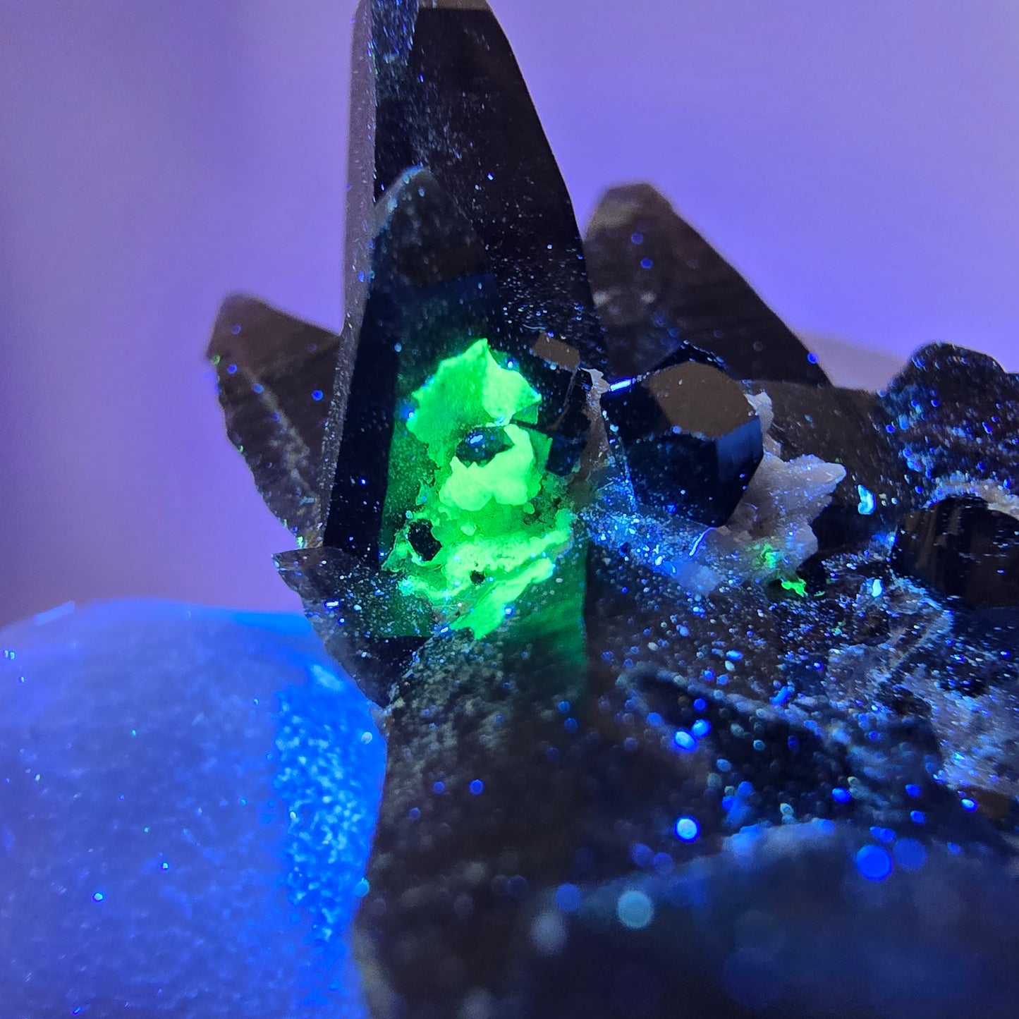 Spécimen rare de tourmaline Schorl, quartz fumé et hyalite, Erongo, Namibie, 37 x 29 x 19 mm
