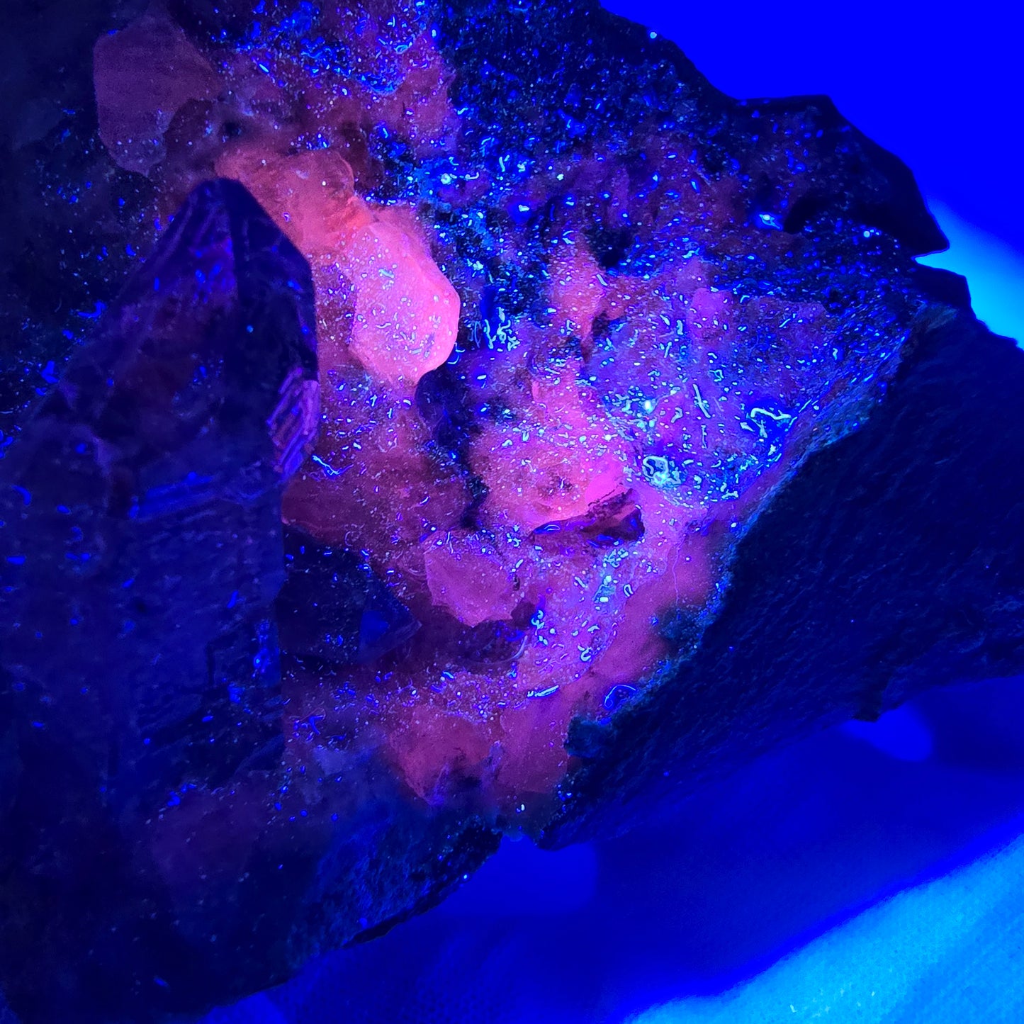 Amethyst Skelett Zepter, UV Calcit auf Matrix Goboboseb, Namibia 101*77*62mm