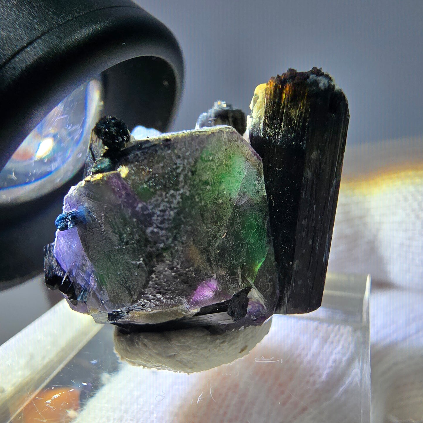 Spécimen de cube de fluorite fantôme zonal, de muscovite et de tourmaline Schorl, Erongo, Namibie, 25 x 20 x 18 mm