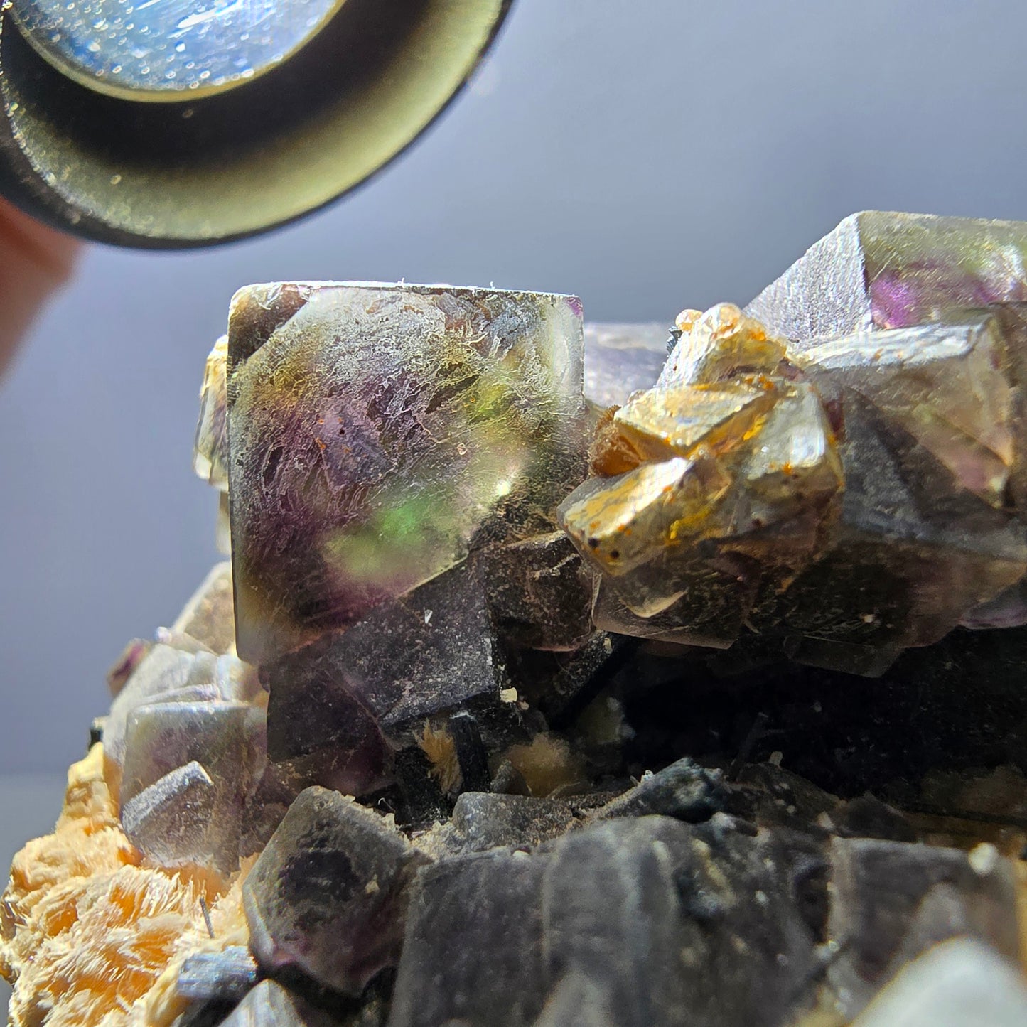 Fluorite fantôme colorée, tourmaline schol, hyalite, muscovite, Erongo, Namibie, 72 x 70 x 35 mm