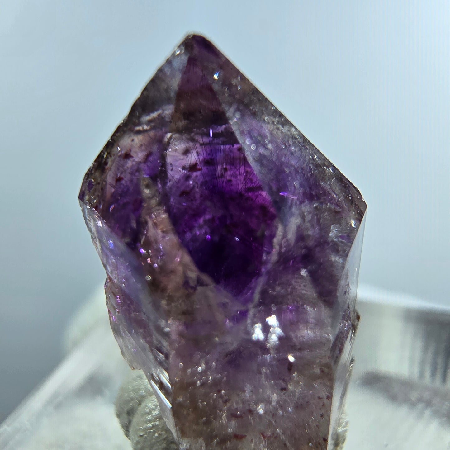 Pointe de sceptre en améthyste fantôme rare à Goboboseb, Namibie, 22 x 14 x 12 mm