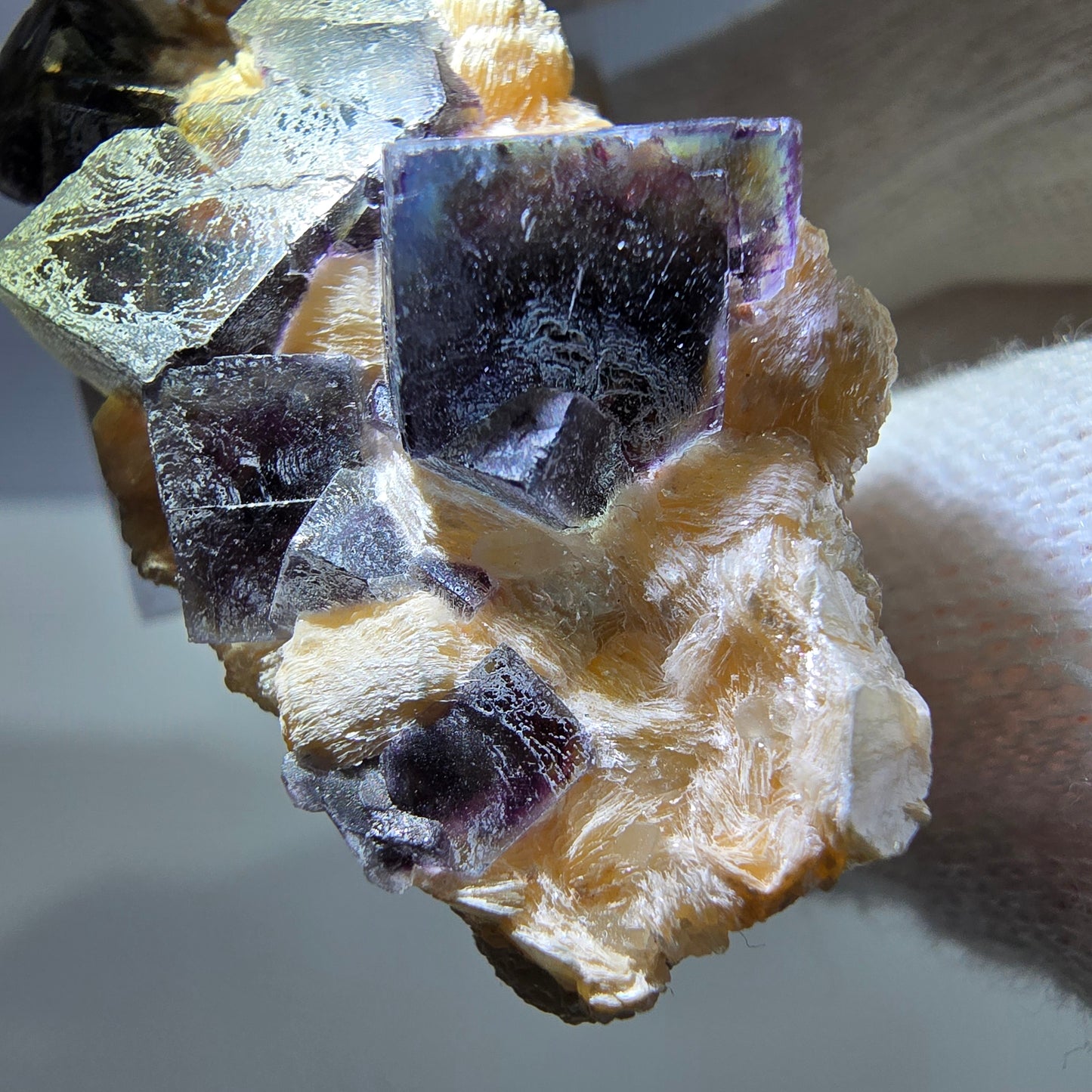 Cubes de fluorite fantôme colorés, spécimen de muscovite, Erongo, Namibie, 43 x 23 x 21 mm