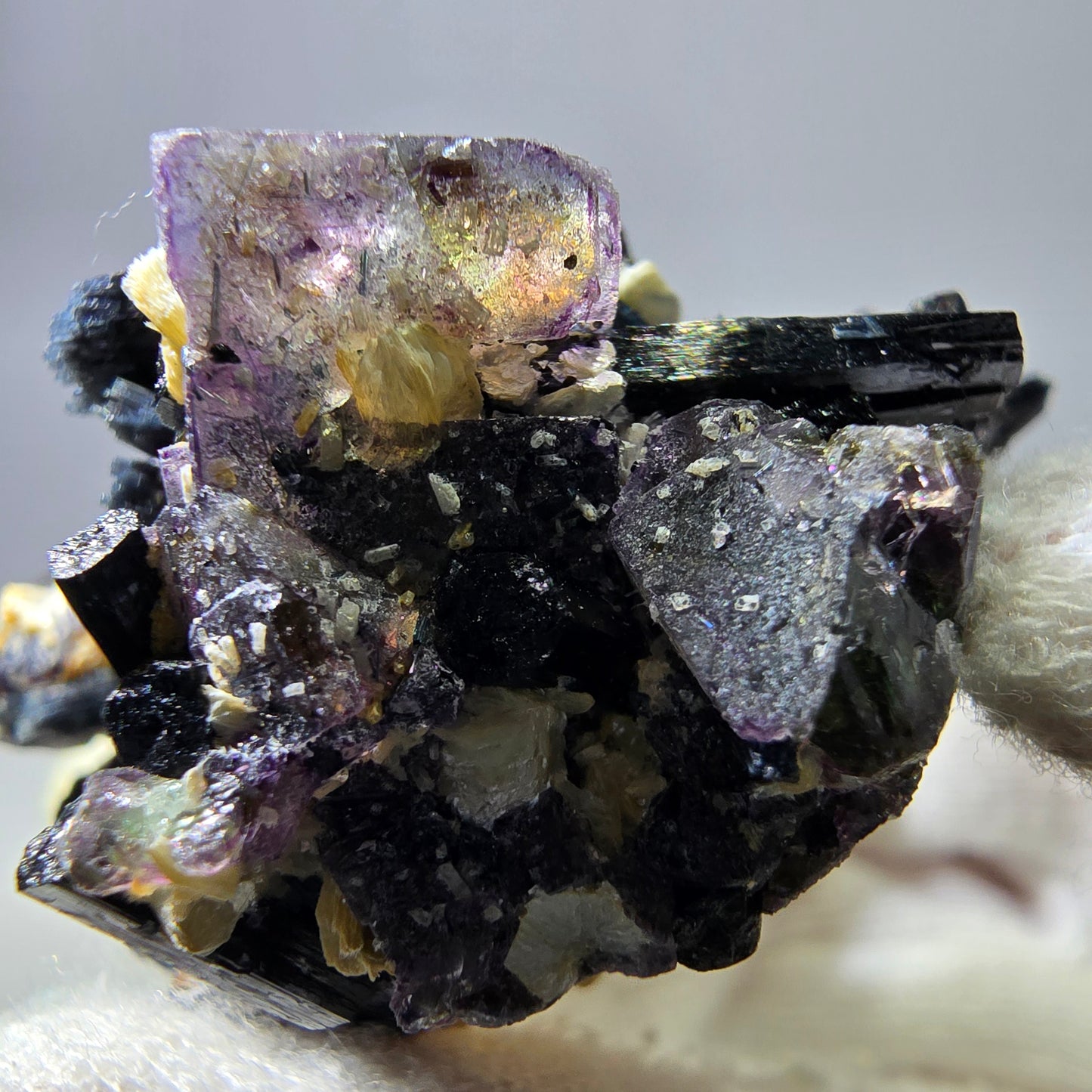 Spécimen de fluorite fantôme colorée, tourmaline scholle, muscovite, Erongo, Namibie, 49 x 41 x 28 mm
