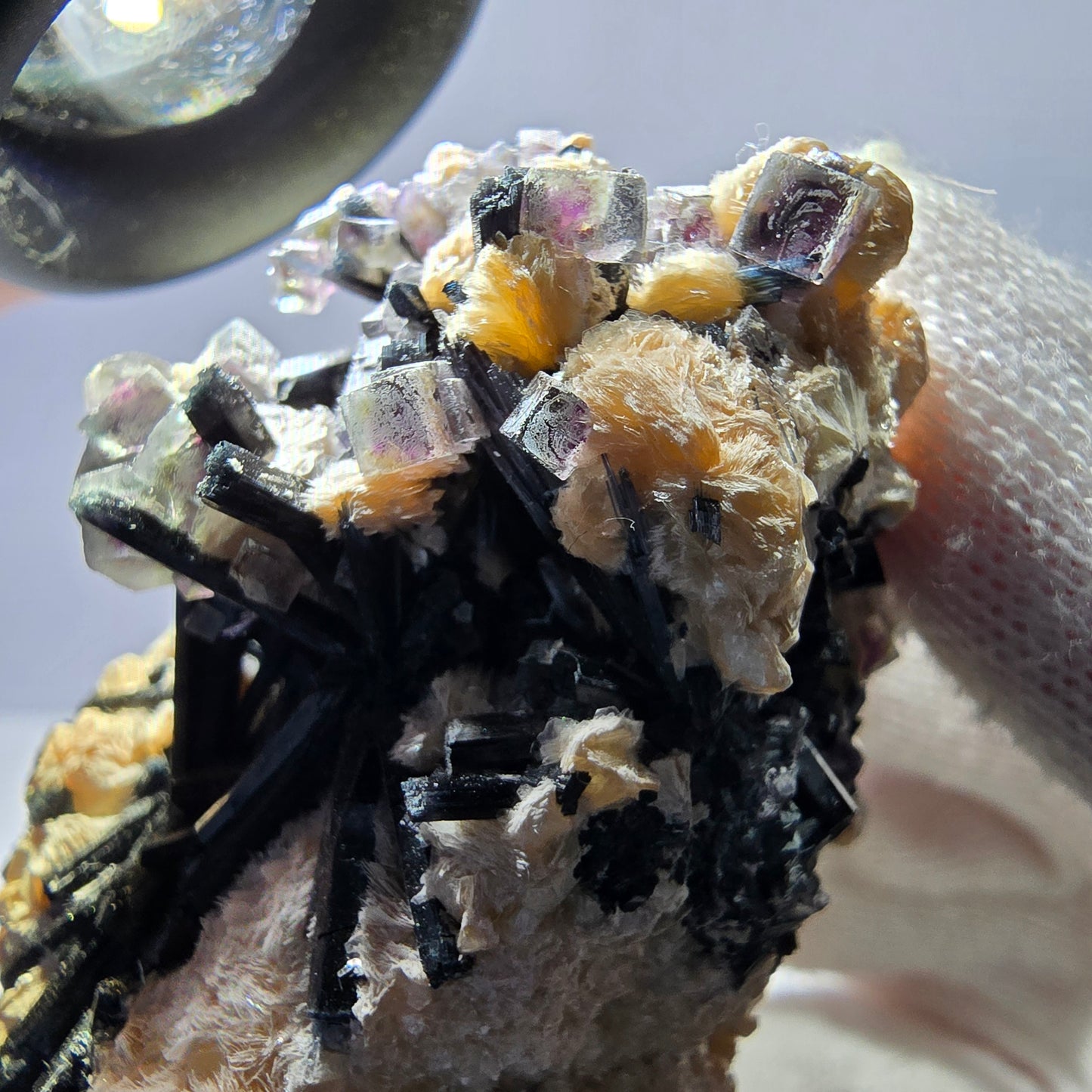 Spécimen de fluorite fantôme colorée, tourmaline scholle, muscovite, Erongo, Namibie, 54 x 49 x 40 mm