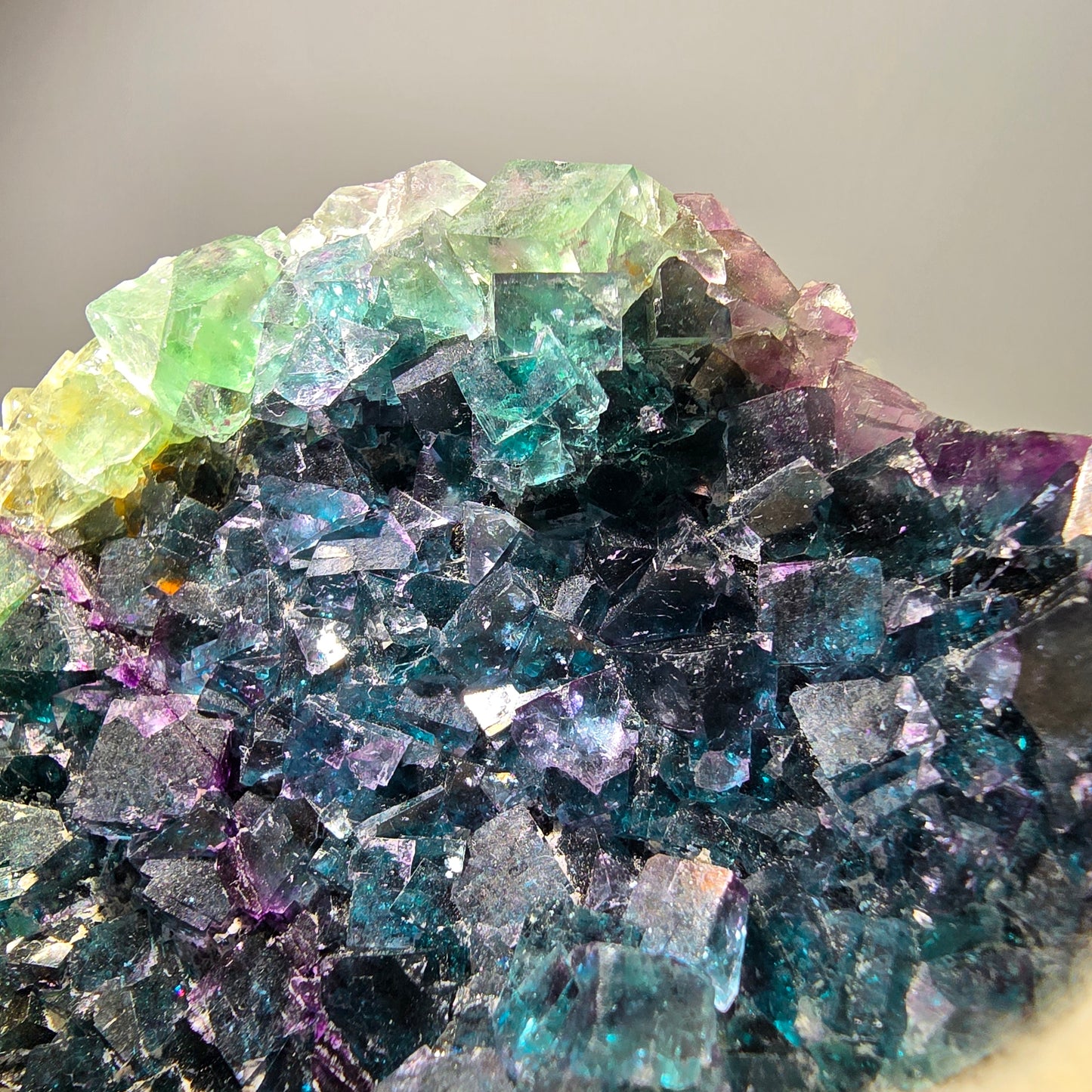 Grand spécimen de cube de fluorite fantôme vert bleu violet Okorusu, Namibie 104*60*28mm