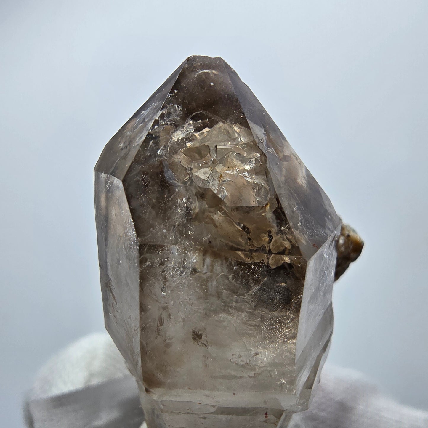 Amas de quartz fumé fantôme transparent, Goboboseb, Namibie, 39 x 36 x 28 mm