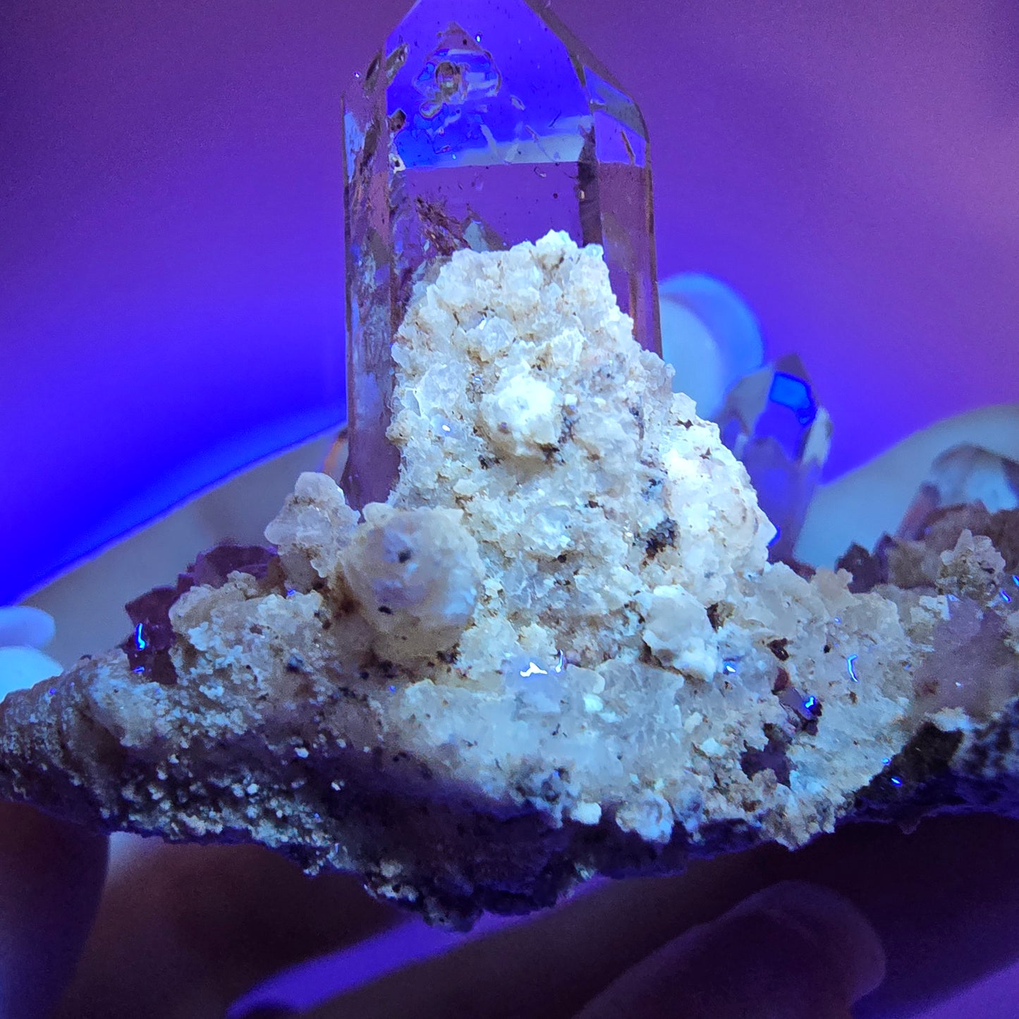 Enhydro Harlequin Quartz fumé, calcite UV Stage Valentine Pocket Goboboseb Namibie 55*36*35mm