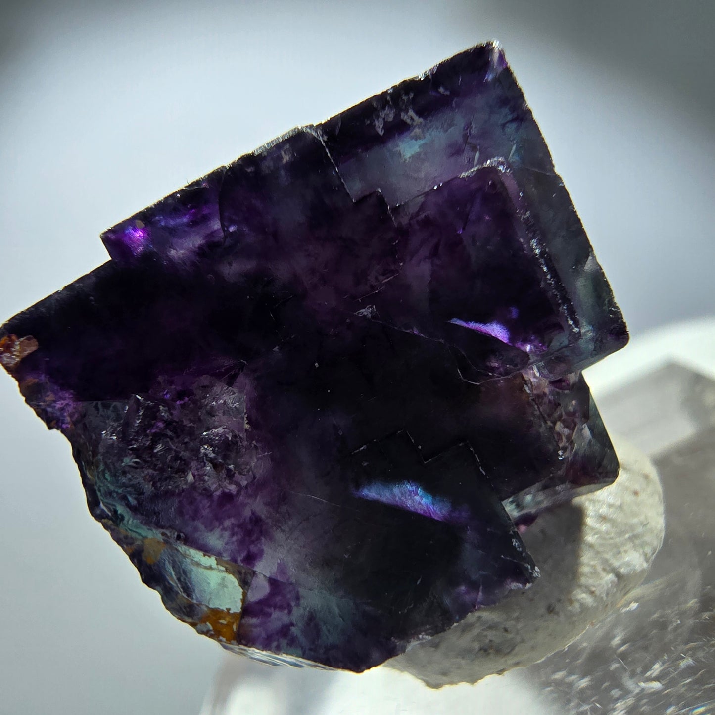 Rare spécimen de cube de fluorite fantôme, vert-violet zonal, Okorusu, Namibie, 22 x 21 x 15 mm