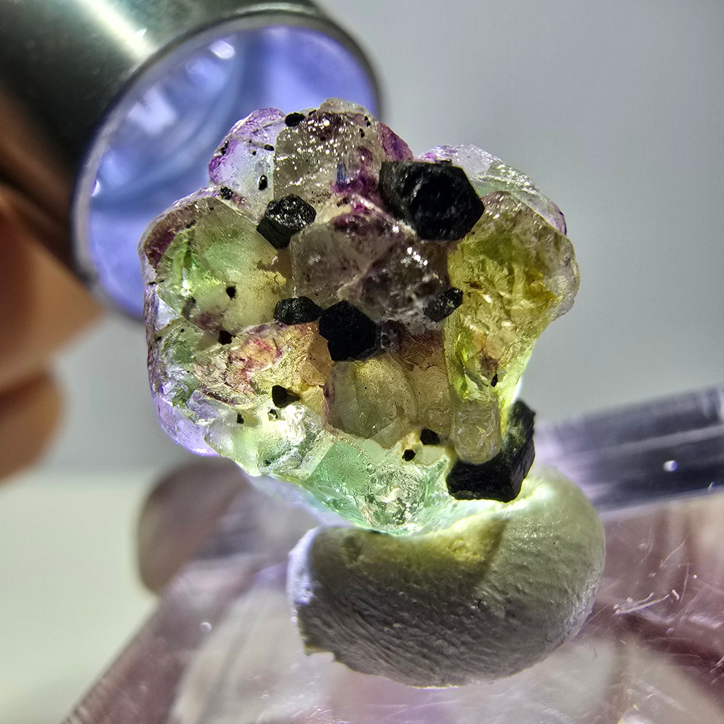 Fluorite fantôme colorée, Spécimen de tourmaline muscovite Schorl, Erongo, Namibie, 15 x 14 x 13 mm