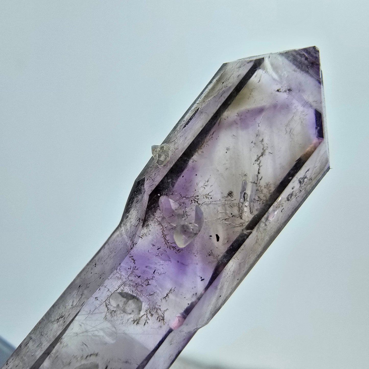 Phantom Amethyst Hämatit Zepter mit UV Calcit Goboboseb, Namibia 35*9*6mm