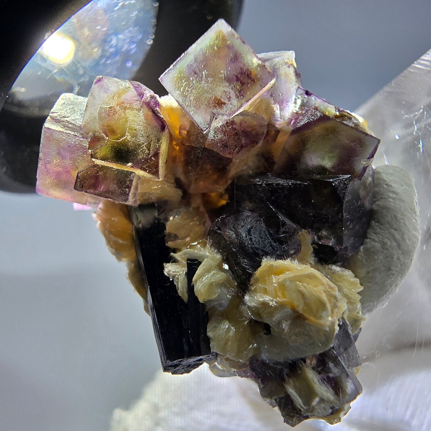 Spécimen de fluorite fantôme colorée, tourmaline scholle, muscovite, Erongo, Namibie, 31 x 21 x 21 mm