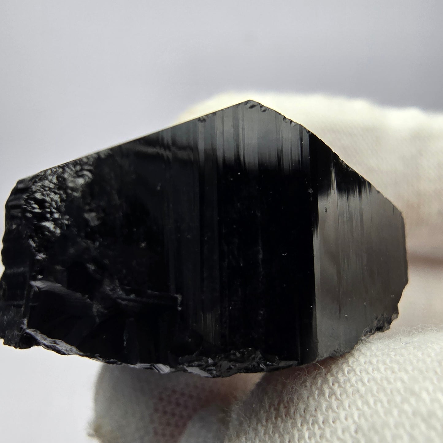 Symmetrischer Schörl Turmalin schwarz glänzend Erongo, Namibia 34*31*17mm