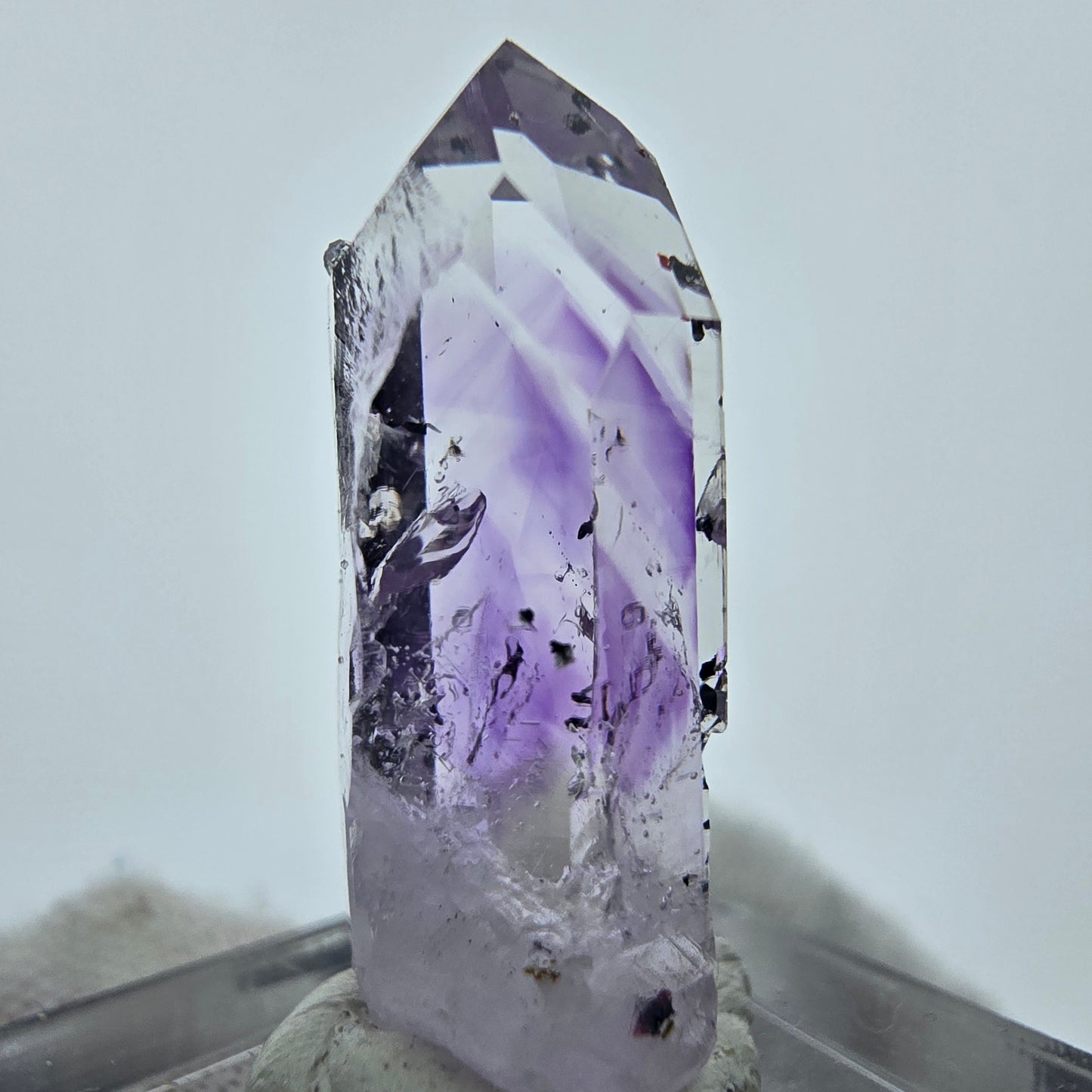 Phantom Amethyst, Hämatit, Analcim Streep Mine Goboboseb Namibia 28*11*8mm