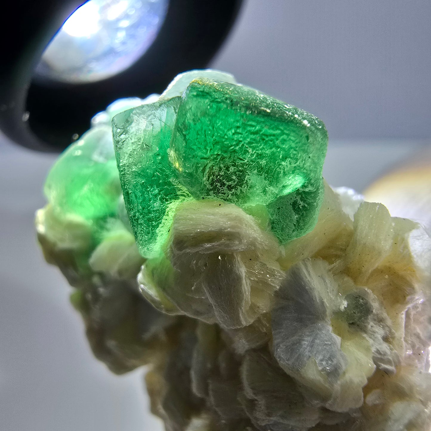 Cube de fluorite fantôme zonal, spécimen de muscovite, Erongo, Namibie, 38 x 30 x 19 mm