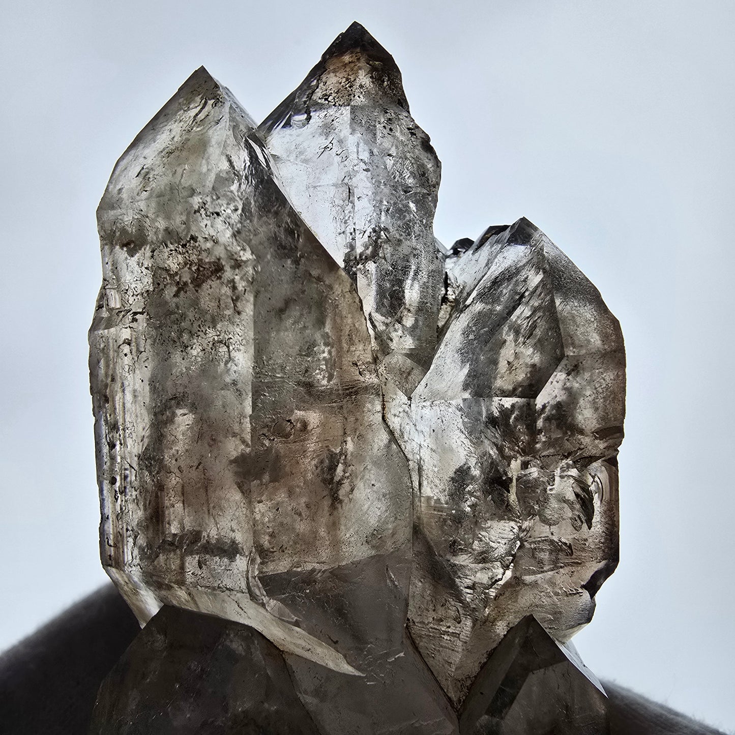 Sceptre fantôme squelette XL en quartz fumé DT, poche Saint-Valentin en calcite UV, Namibie 191 x 60 x 51 mm