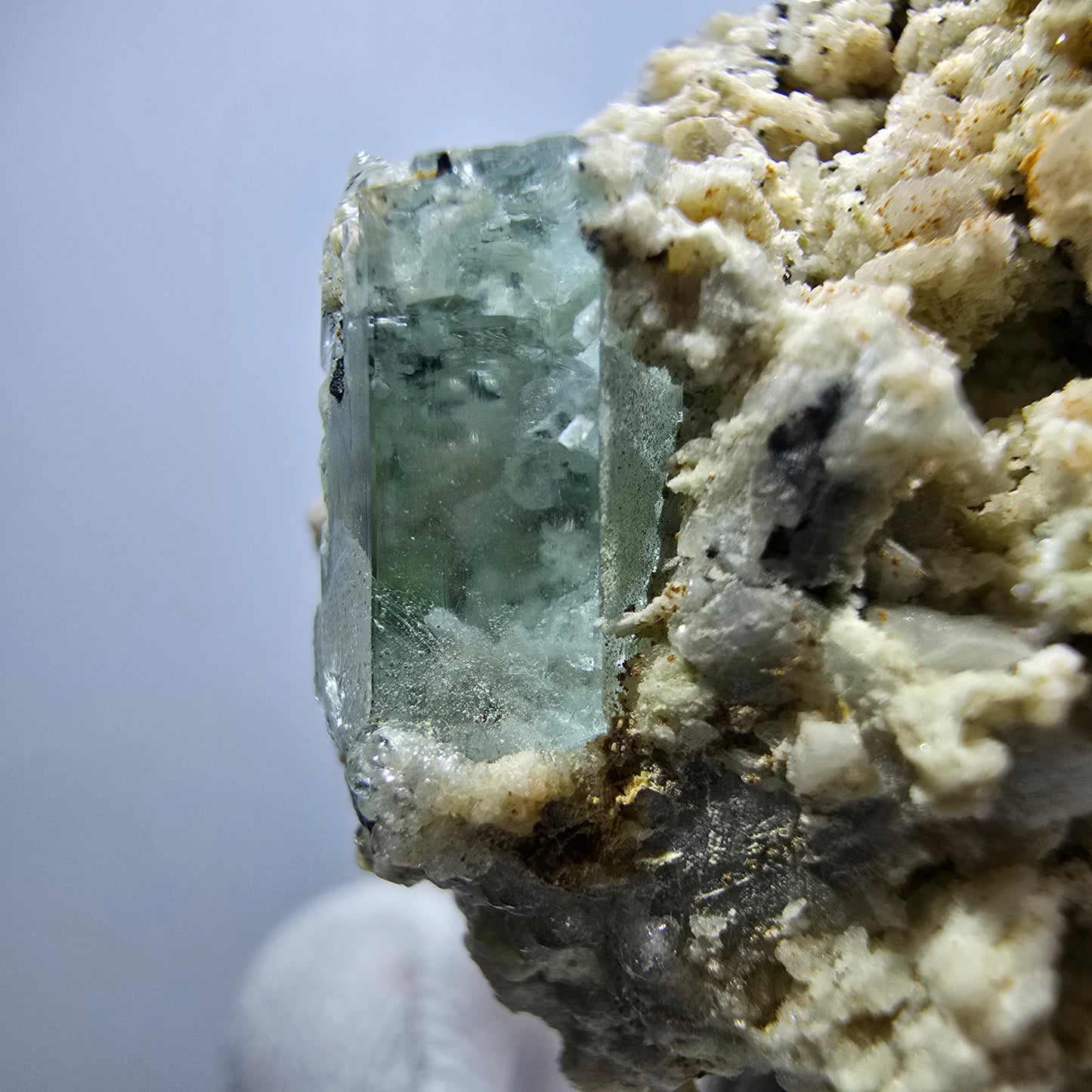 Seltene Aquamarin X mit Hyalit, Orthoklas Stufe Erongo, Namibia 39*38*28mm