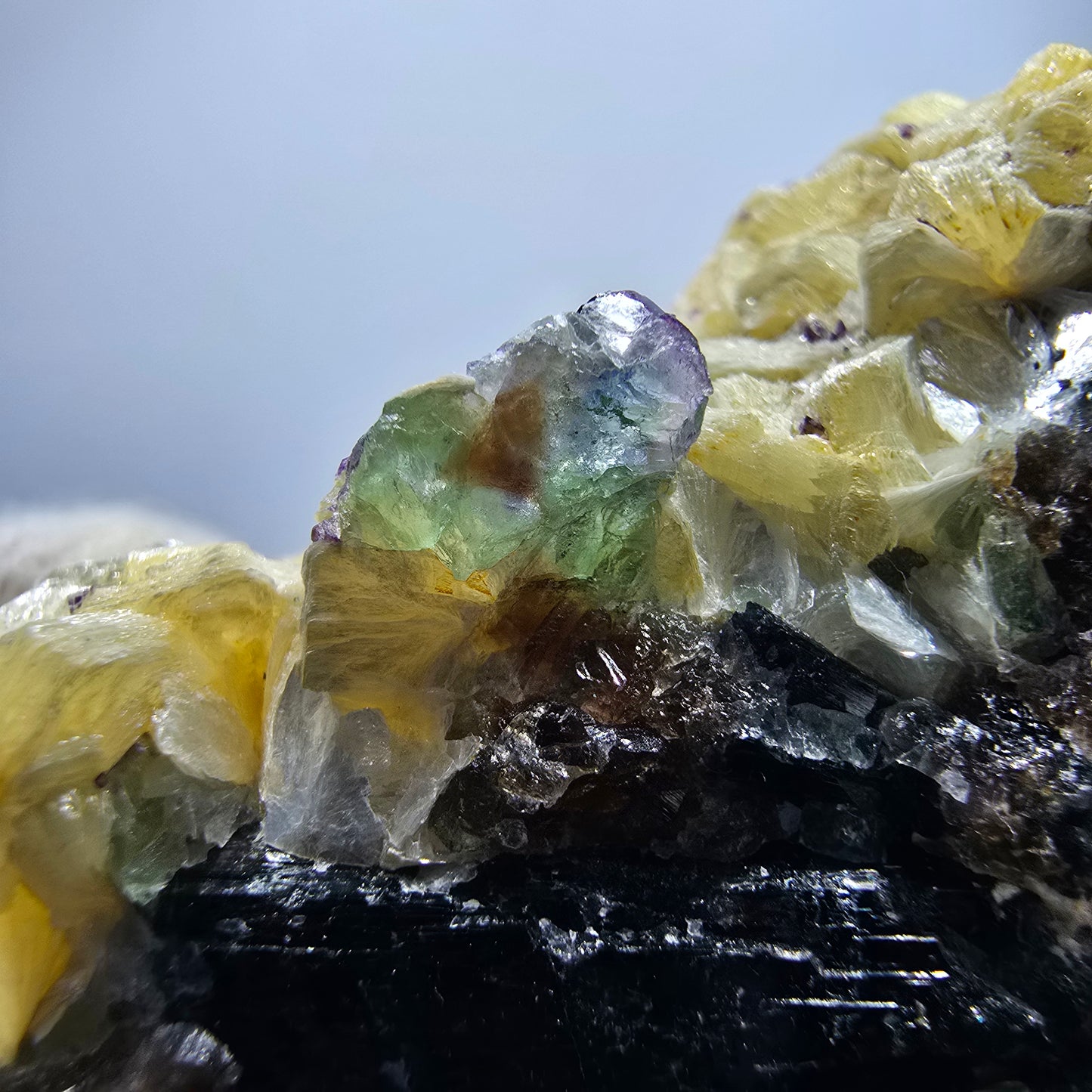 Fluorite fantôme, quartz fumé, tourmaline Schörl, hyalite, muscovite Erongo, Namibie 62*43*31mm